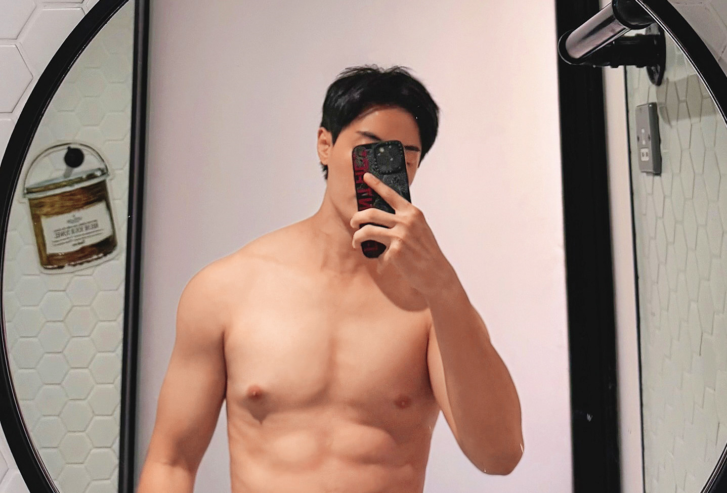 朱宇謀對外聲稱單身，但有受害者說差點被他帶到旅館開房。（翻攝自朱宇謀IG）