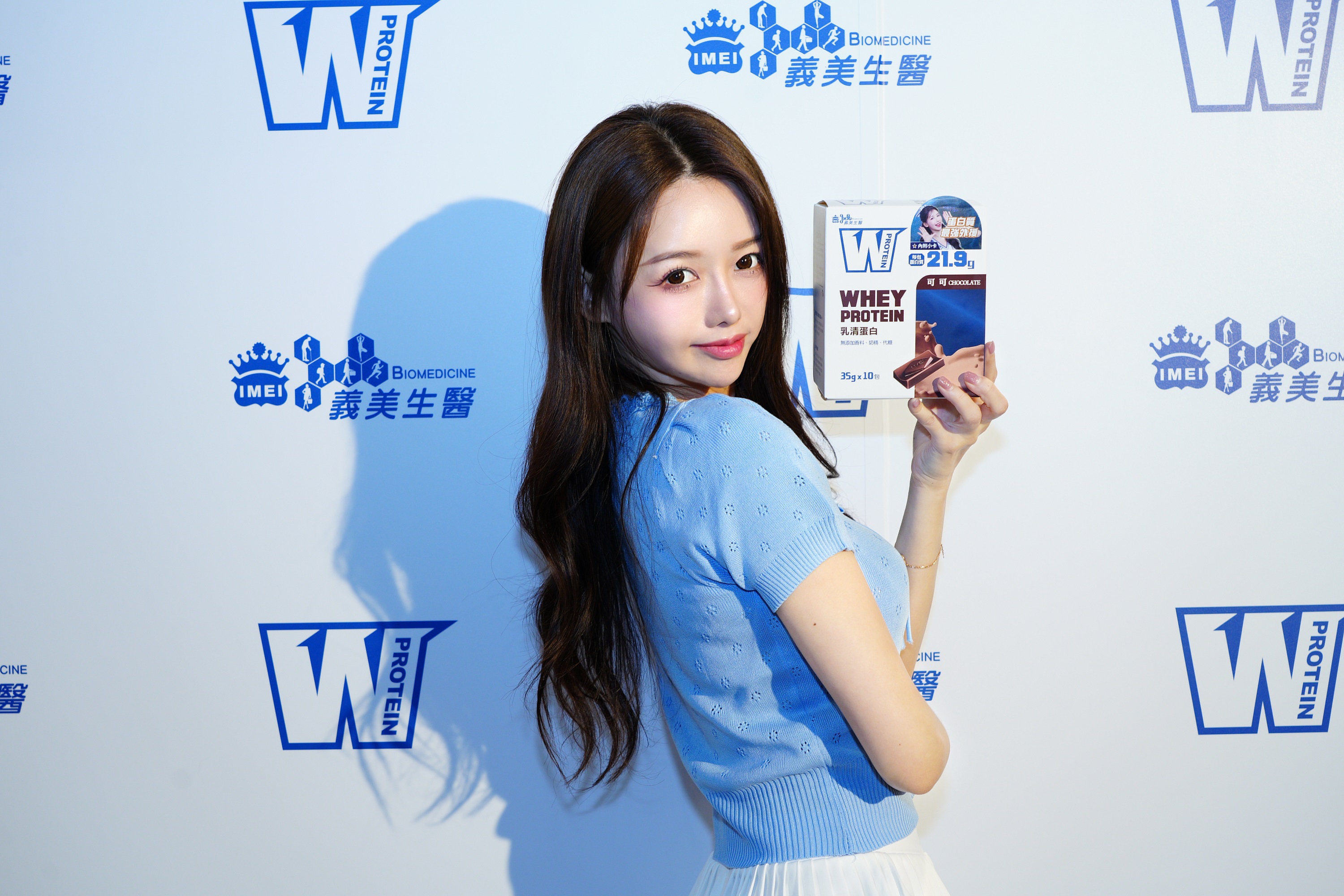 李雅英受邀擔任品牌一日店長。(義美生醫提供)