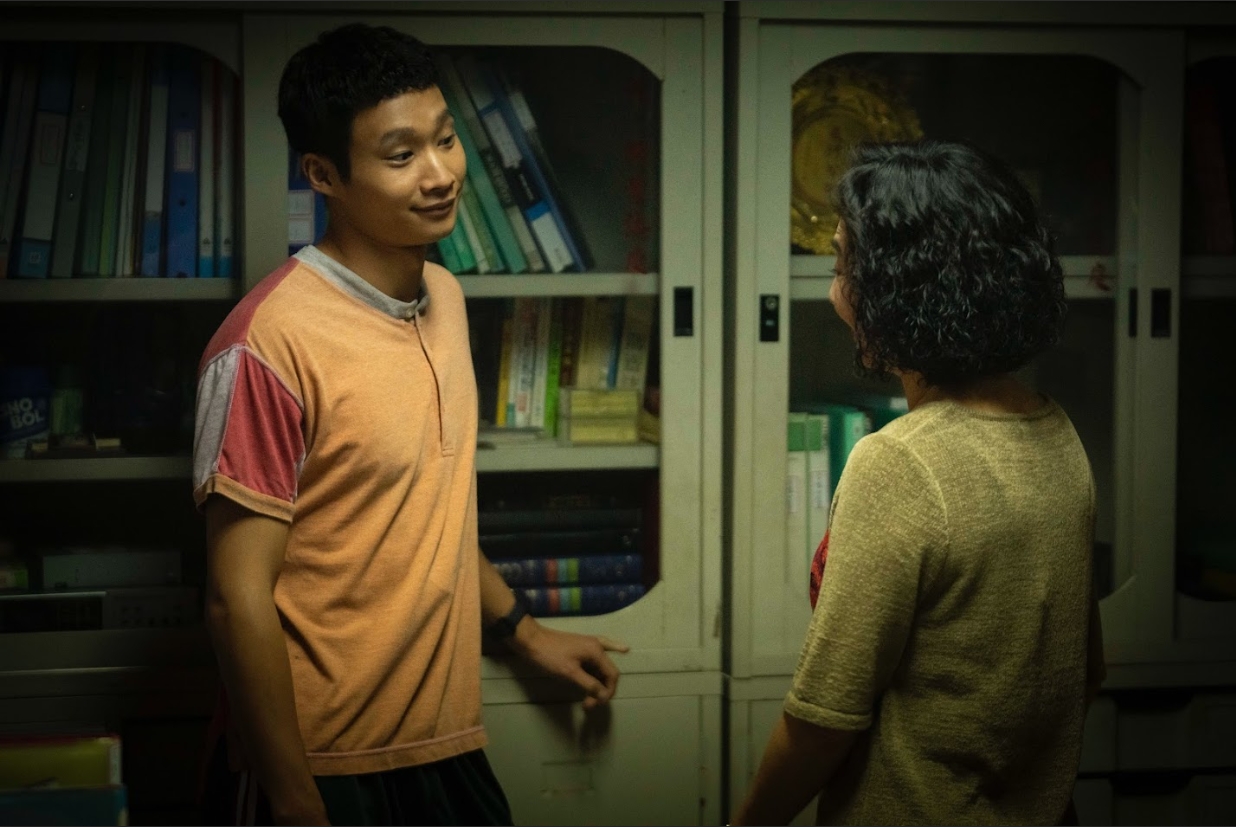 黃冠智(左)拍攝感人戲卻意外笑場。(華視、LINE TV提供)