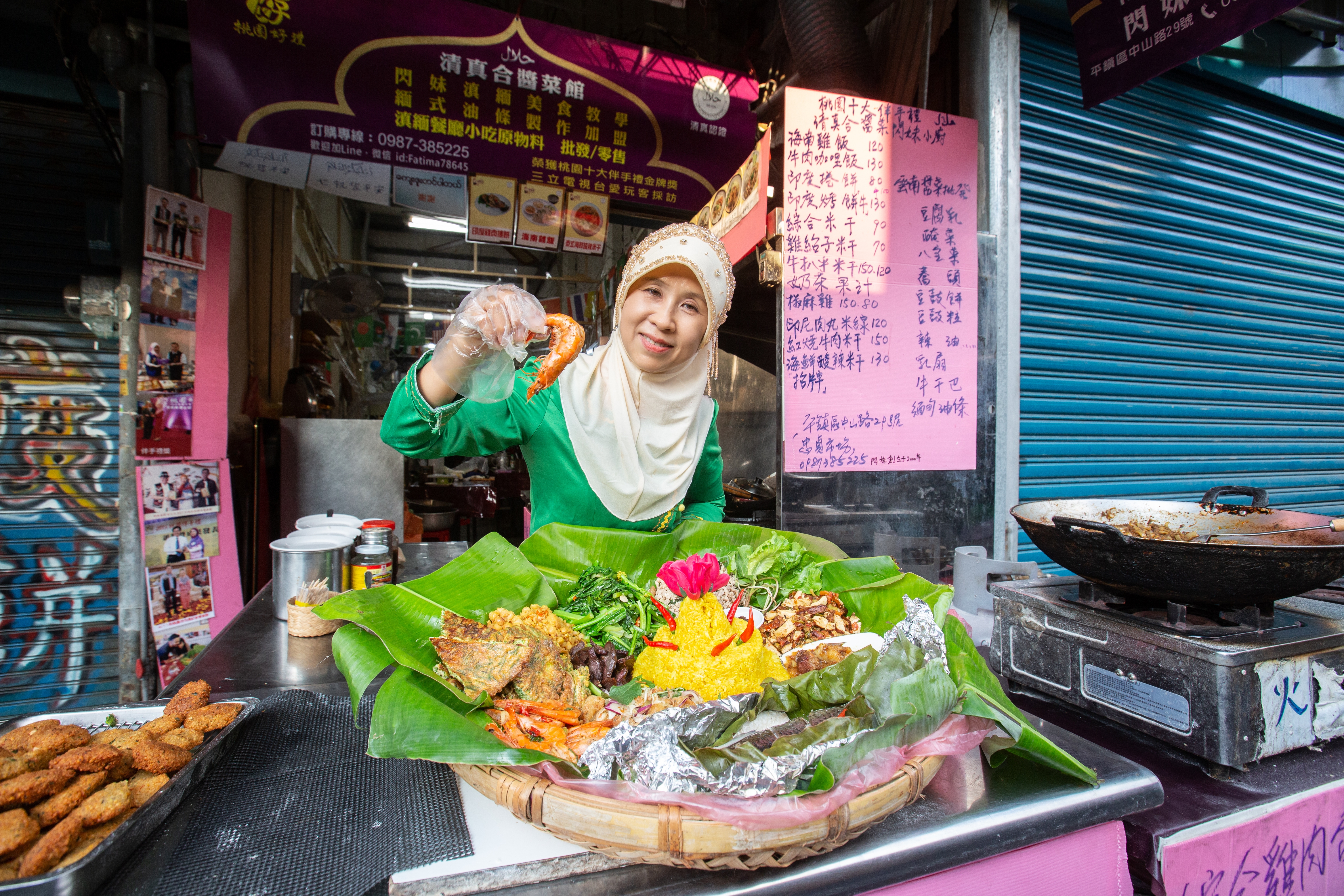 閃淑娟5年多前開店，用自製醬料料理出各地口味菜色，提前預訂就可以吃到如緬甸簸箕飯等清真美食。