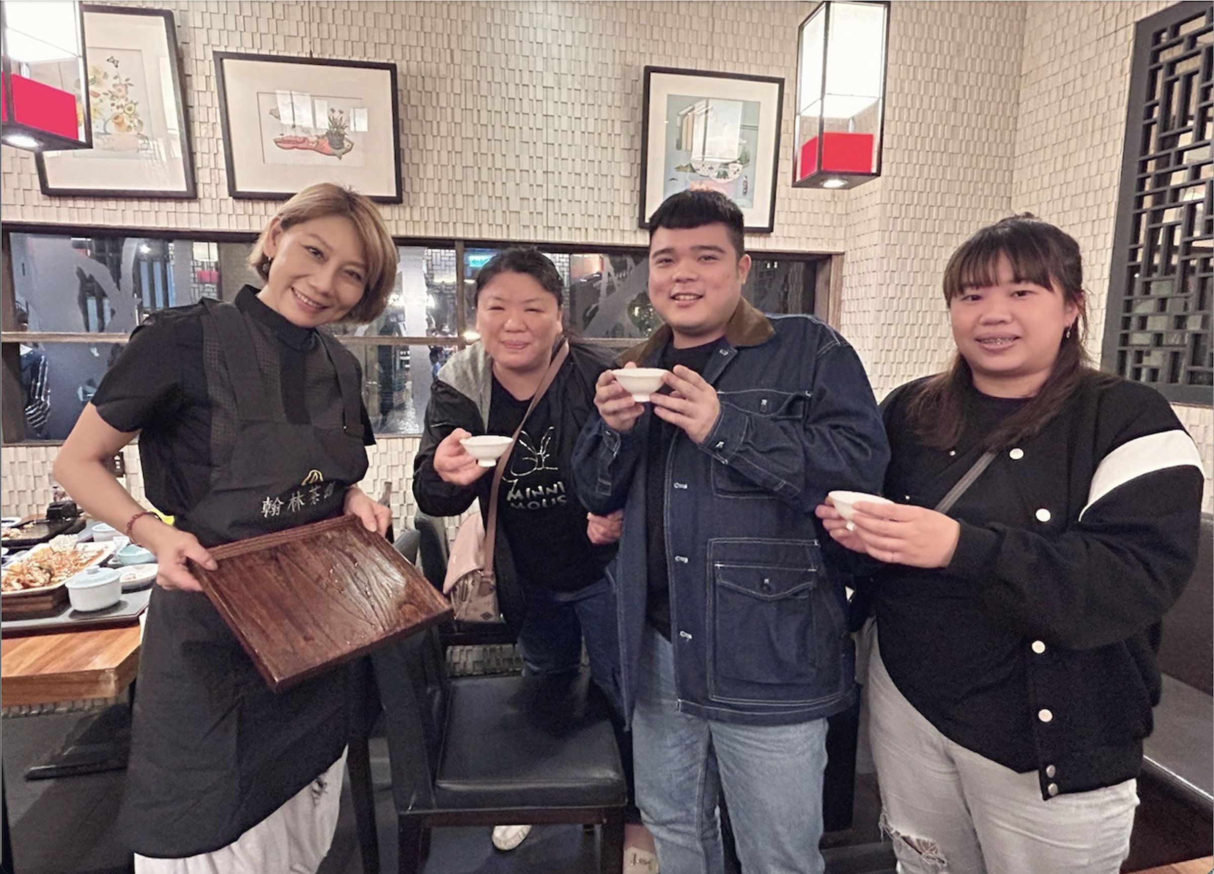 郎祖筠親自送餐給客人。(春河劇團提供)