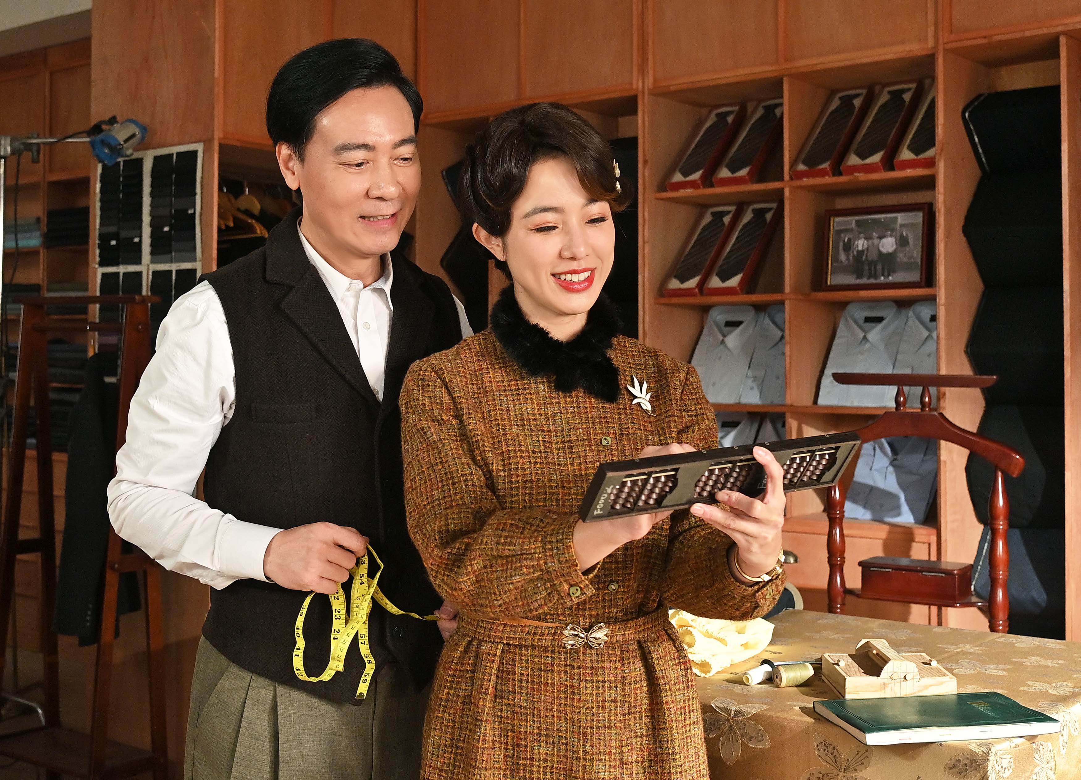 黃瑄（右）算盤亂撥一通，被學過珠算的尹昭德發現。（台視提供）