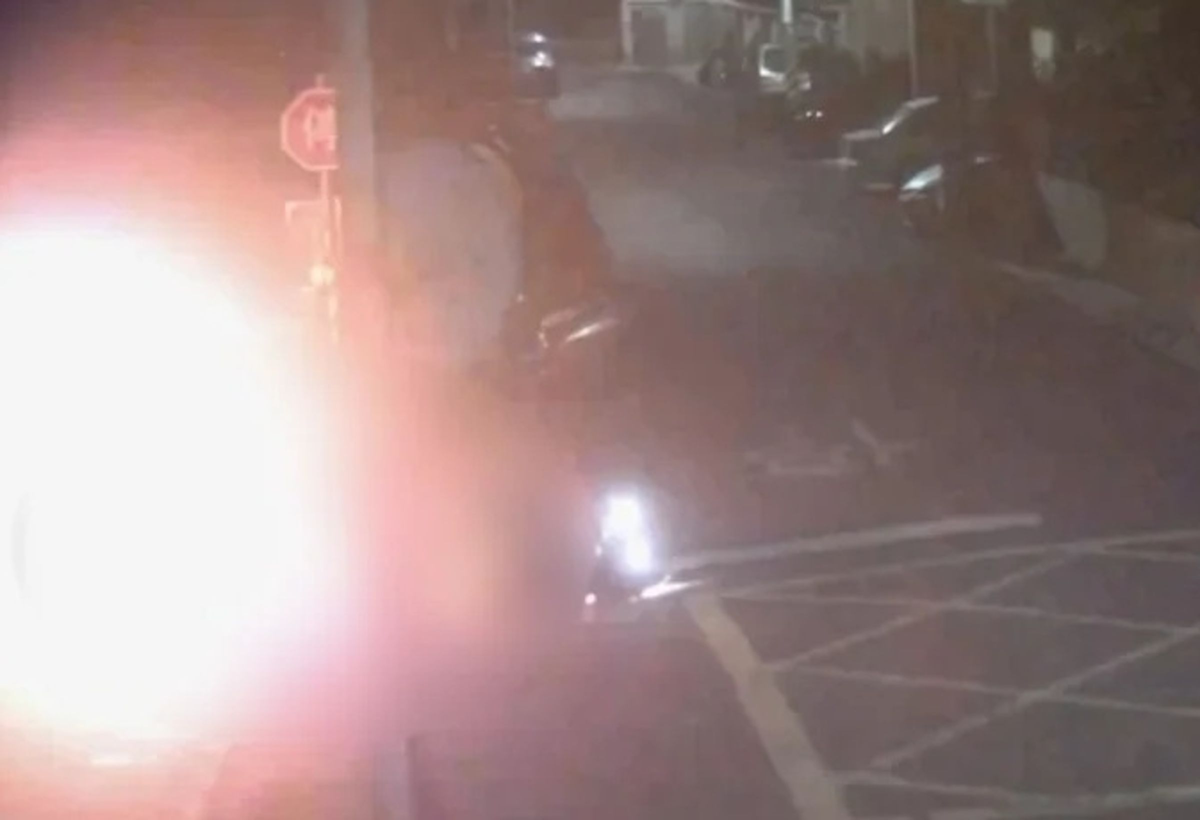 兩部機車對撞之後，其中林蔡姓男子的機車起火並燒成火球。（翻攝畫面）