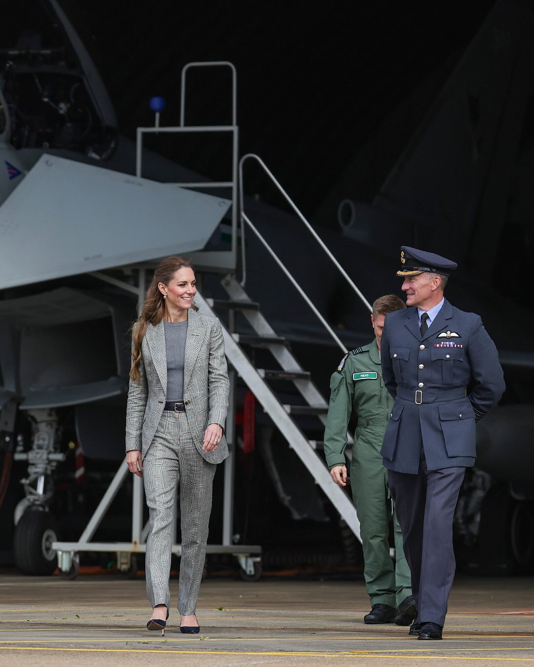 凱特王妃以以皇家名譽空軍准將身份,參訪空軍基地。(翻攝princeandprincessofwales IG)