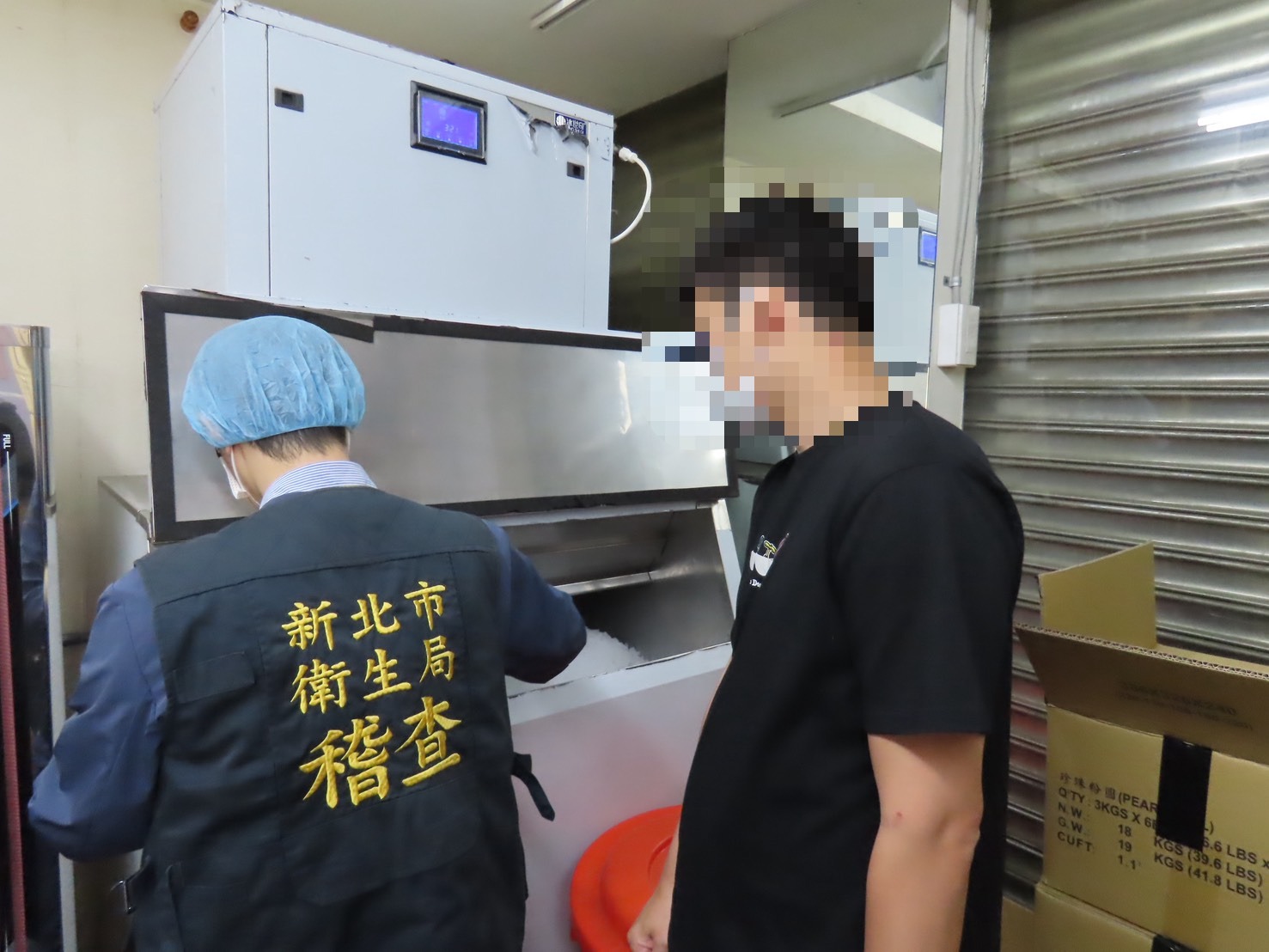 新北衛生局執行夏季飲冰品專案,抽驗61件產品僅1件手搖杯不合格,來自北投紅茶分店製作的招牌飲料。(新北衛生局提供)