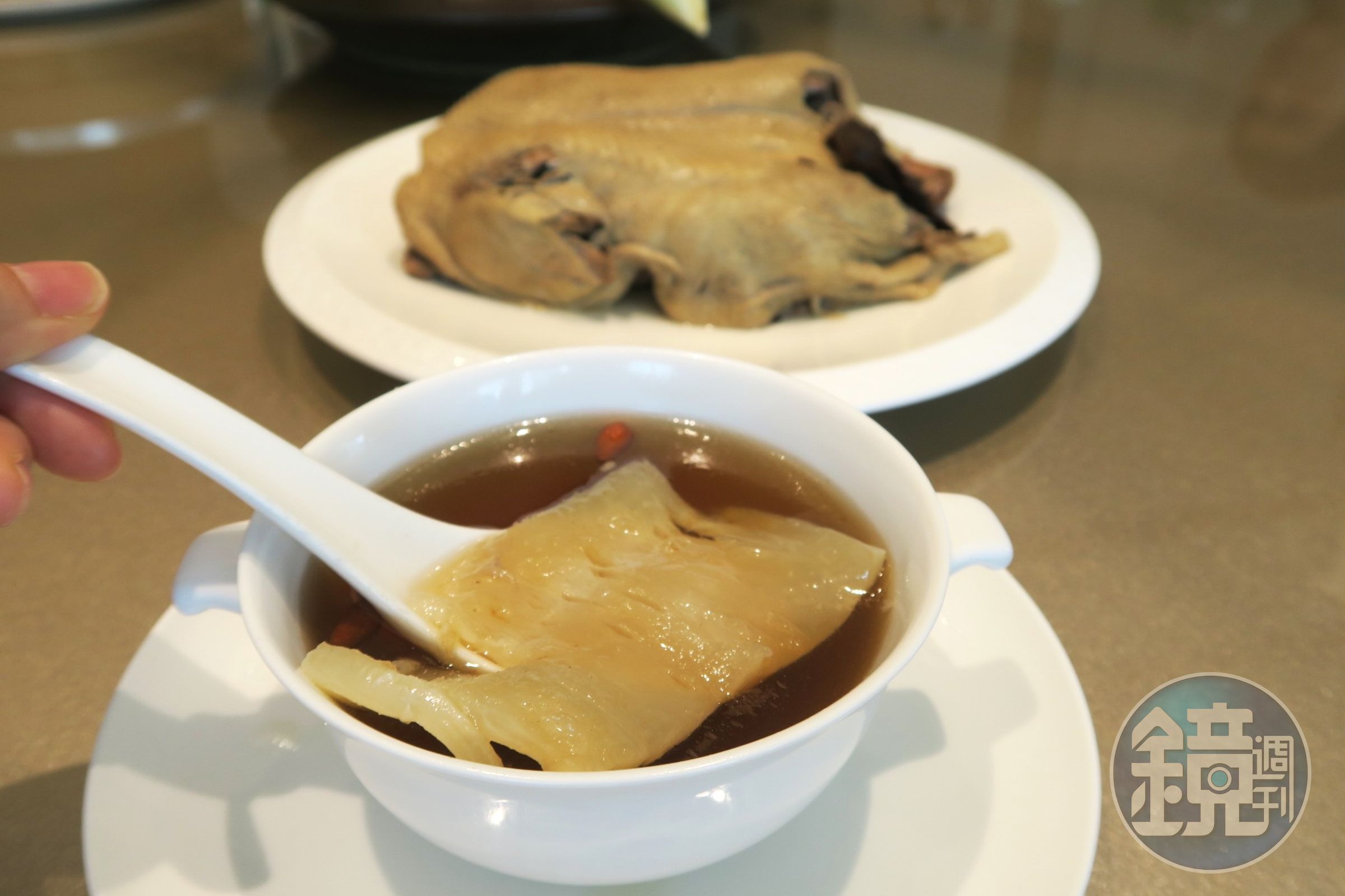 用了整隻鴨去煲的鴨湯，有陳皮的甘香與花膠的黏稠。
