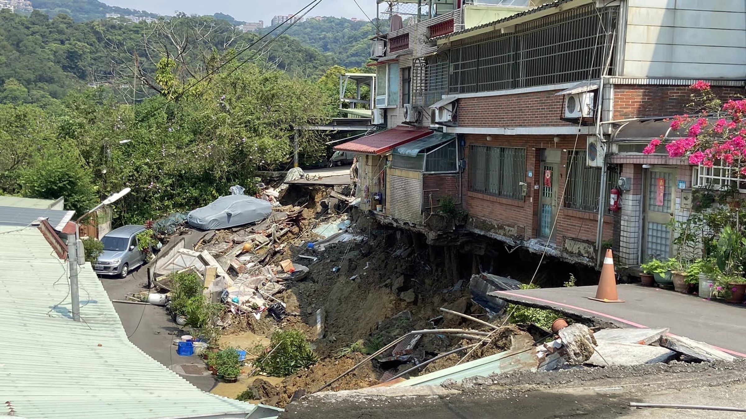 新北市新店區安泰路出現地基下陷。(翻攝自陳儀君臉書)