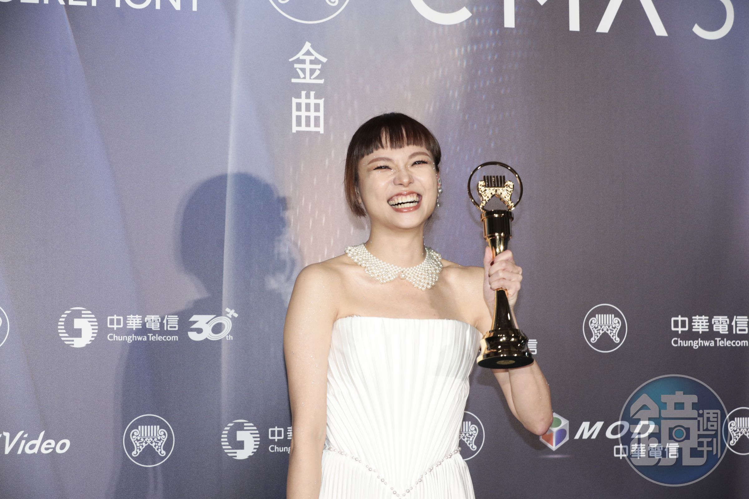 吳蓓雅憑藉台語專輯《離婚初體驗》勇奪第37屆金曲獎「最佳台語女歌手獎」。