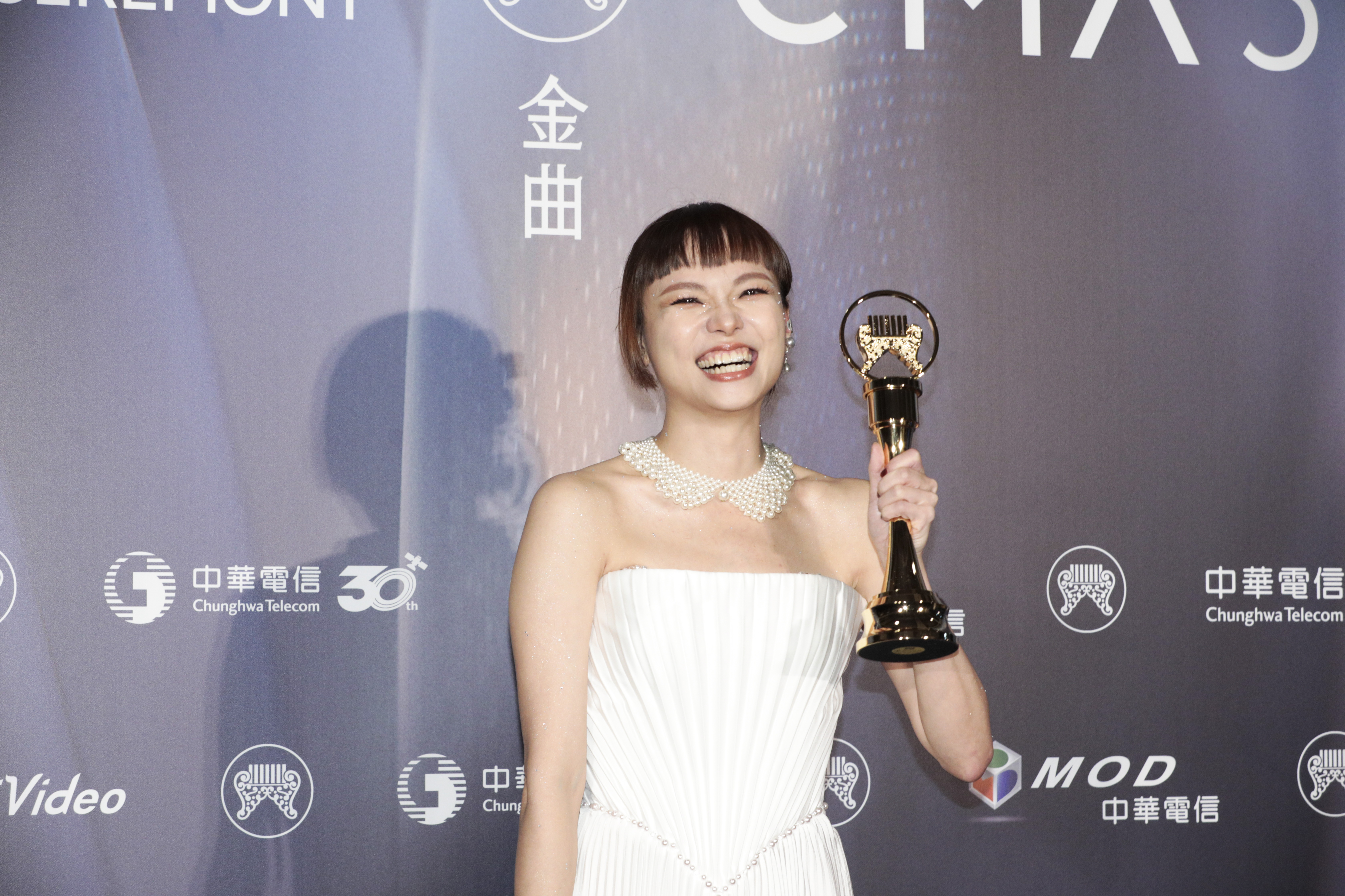 吳蓓雅憑藉台語專輯《離婚初體驗》勇奪第37屆金曲獎「最佳台語女歌手獎」。