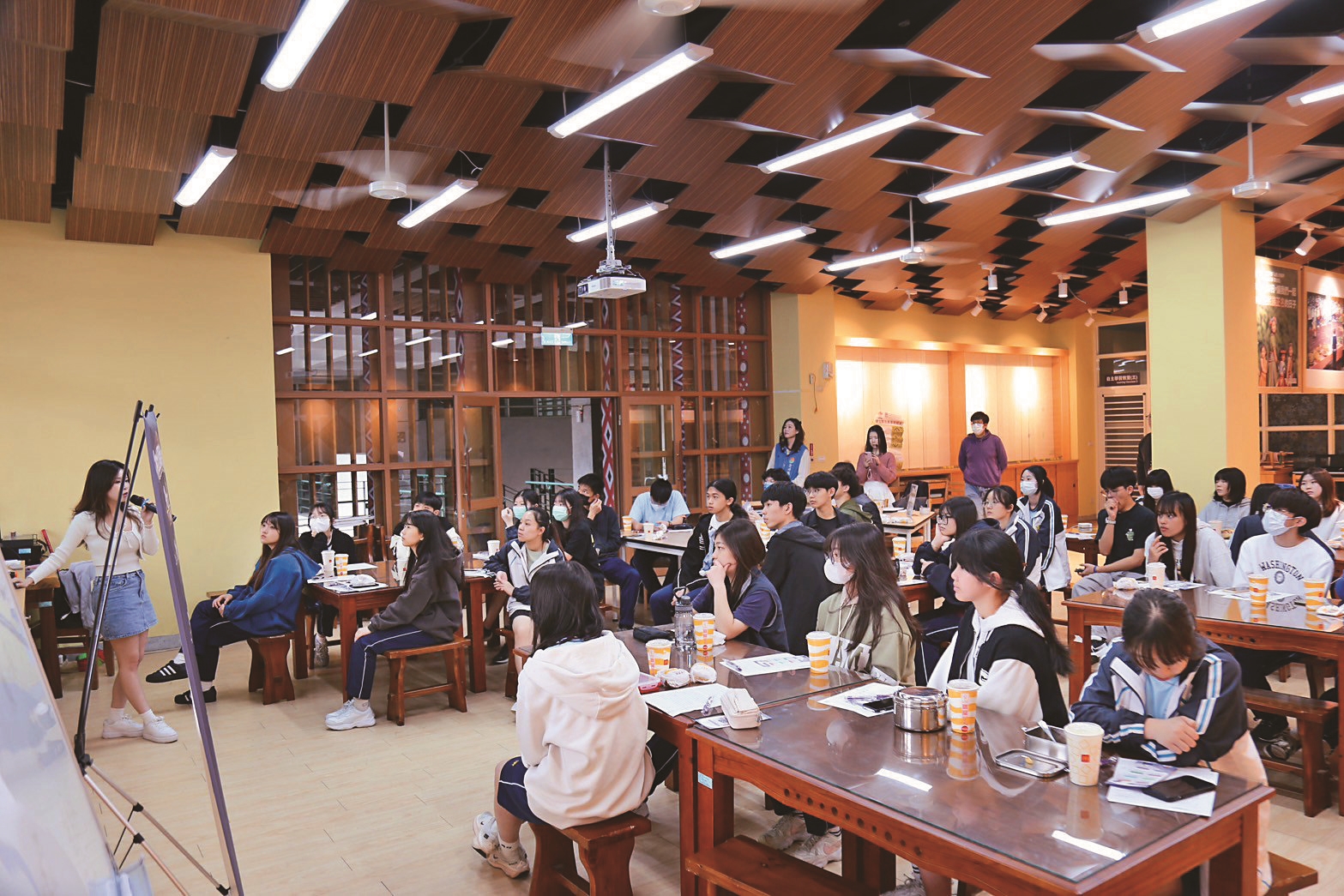 巡迴校園辦理說明會，為學生補給社團資源。（新竹縣政府提供）