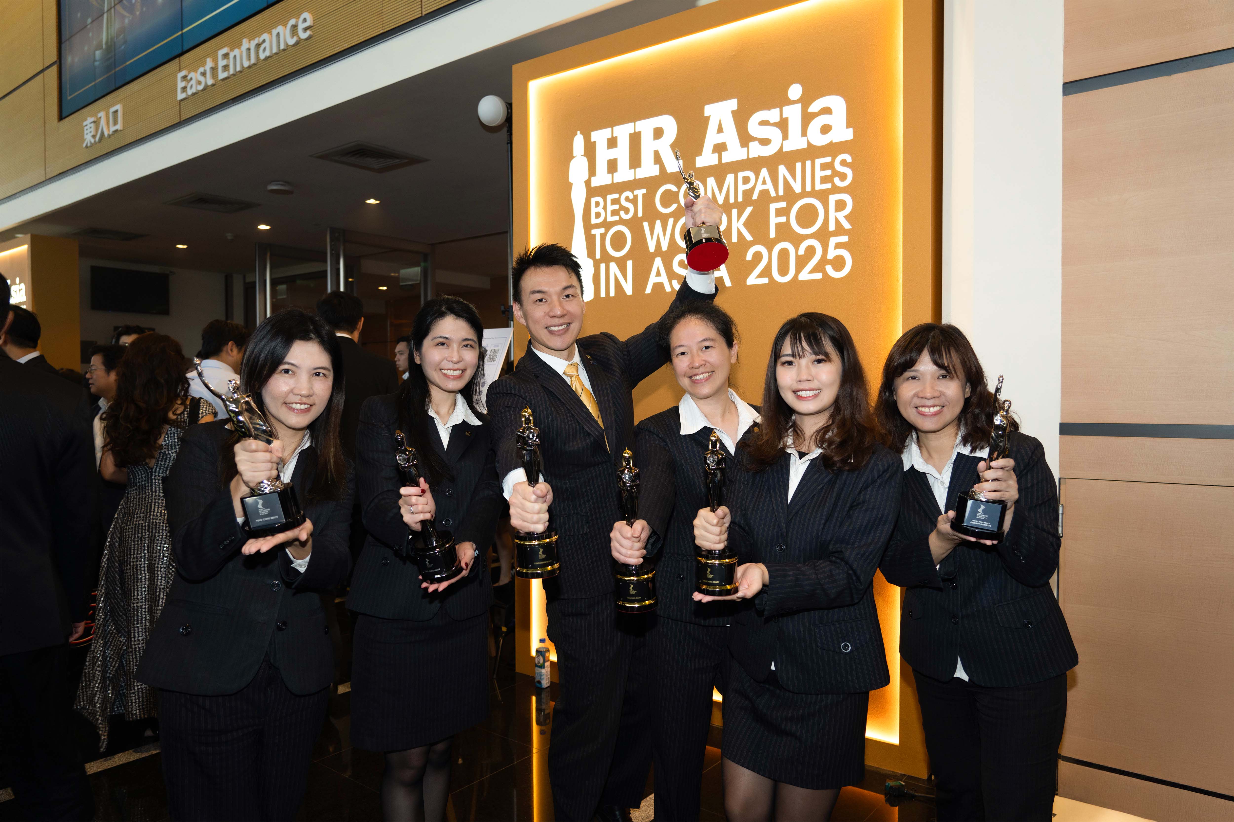 面對市場變化,永慶房屋福利不縮水,反而提升經紀人員每月最低收入保障、增加休假天數,獲2025亞洲最佳企業雇主金獎肯定。(永慶房產集團提供)