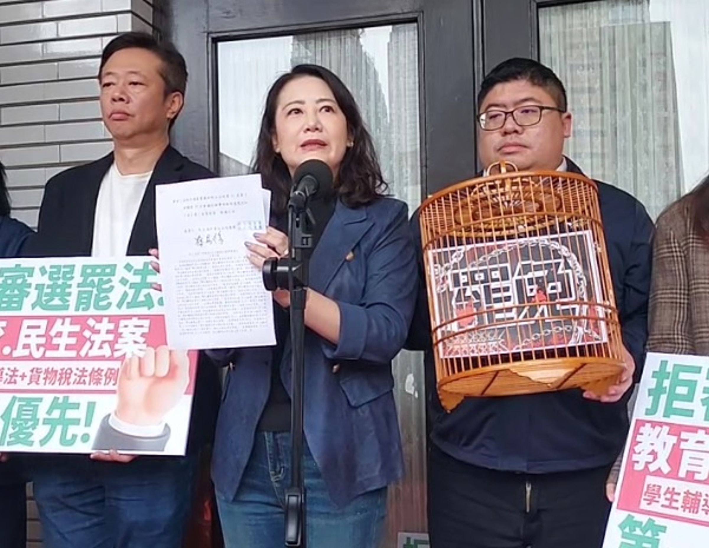 民進黨團嚴陣以待,防止國民黨團突襲輾壓修改《選罷法》。(翻攝自民進黨立法院黨團)