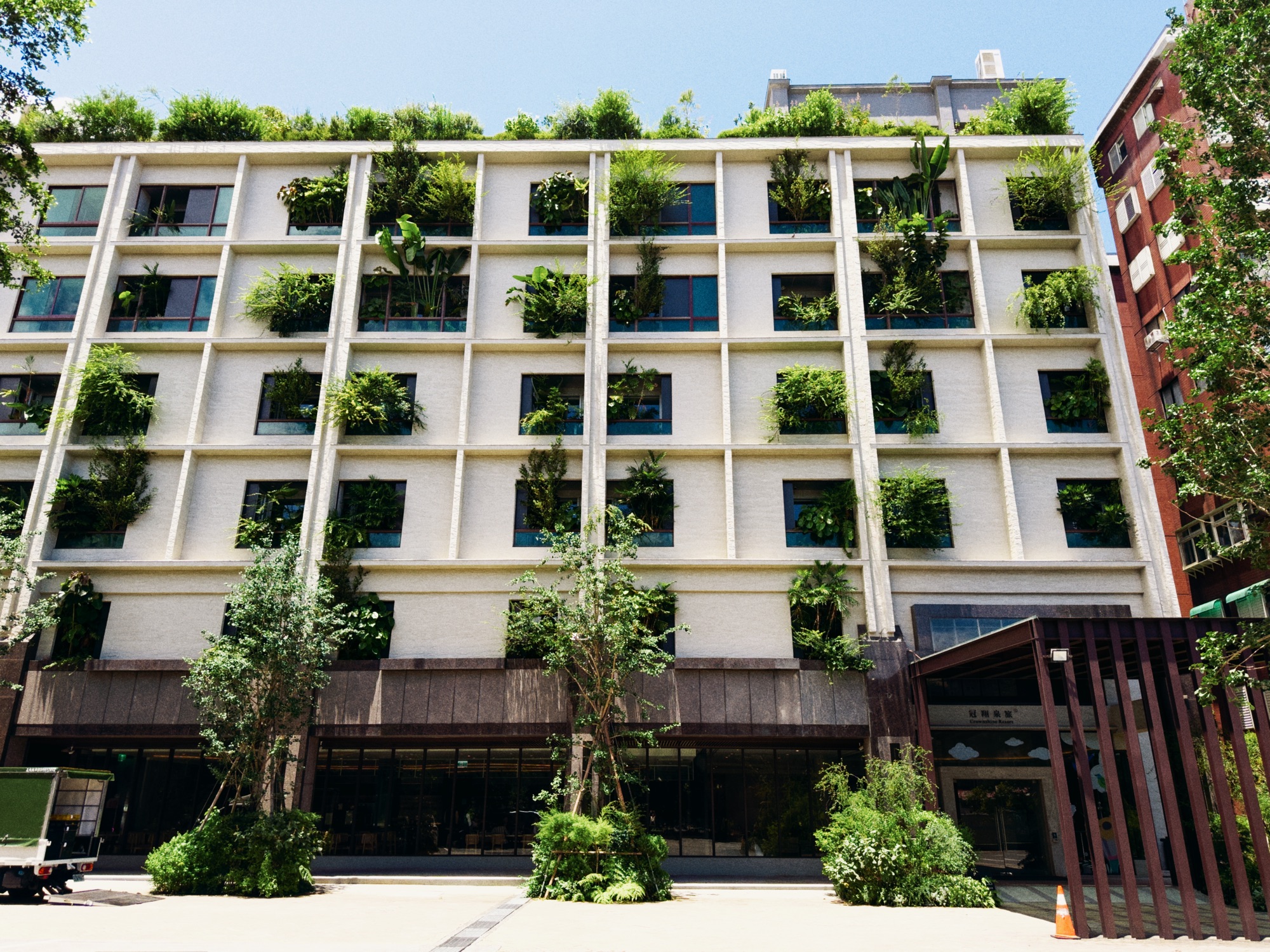 冠翔泉旅特別邀請知名景觀建築師吳書原跨界操刀，以「植癒系溫泉旅宿」為核心理念。