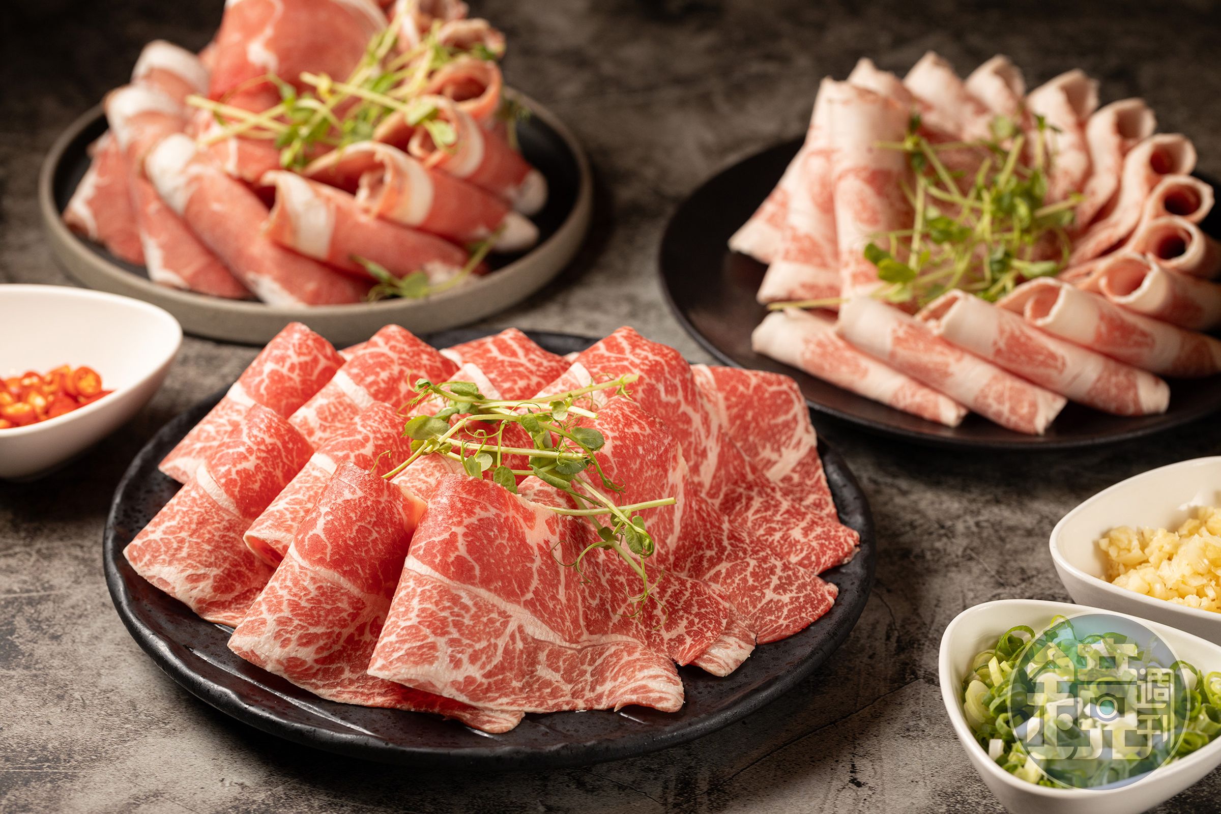 肉類拼盤提供Prime牛小排、伊比利梅花豬與羊肩肉三選二。(豪華年菜3,880元/份)
