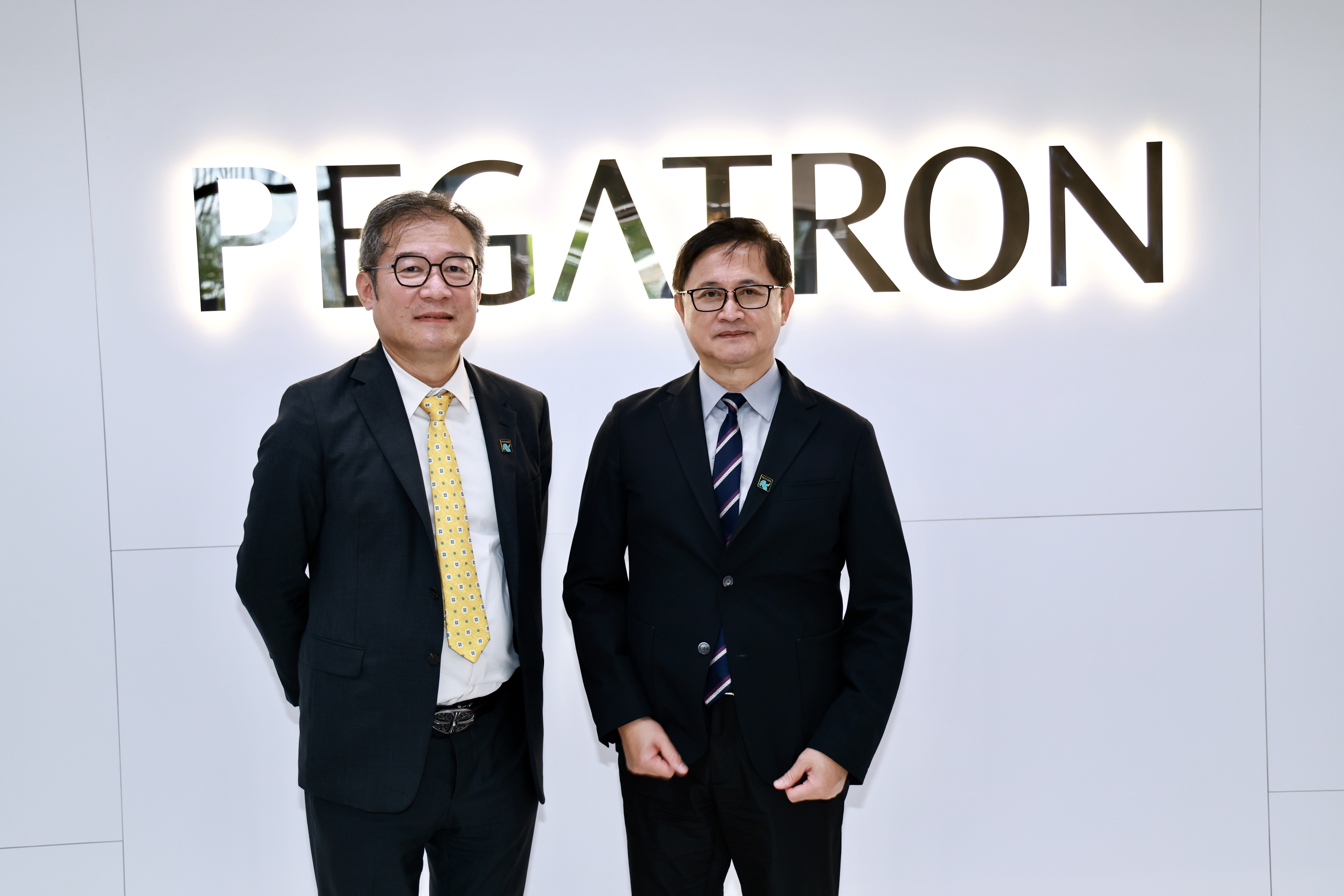 和碩共同執行長鄭光志（左）出席「亞灣數位轉型研訓基地」開幕典禮並接受媒體訪問。