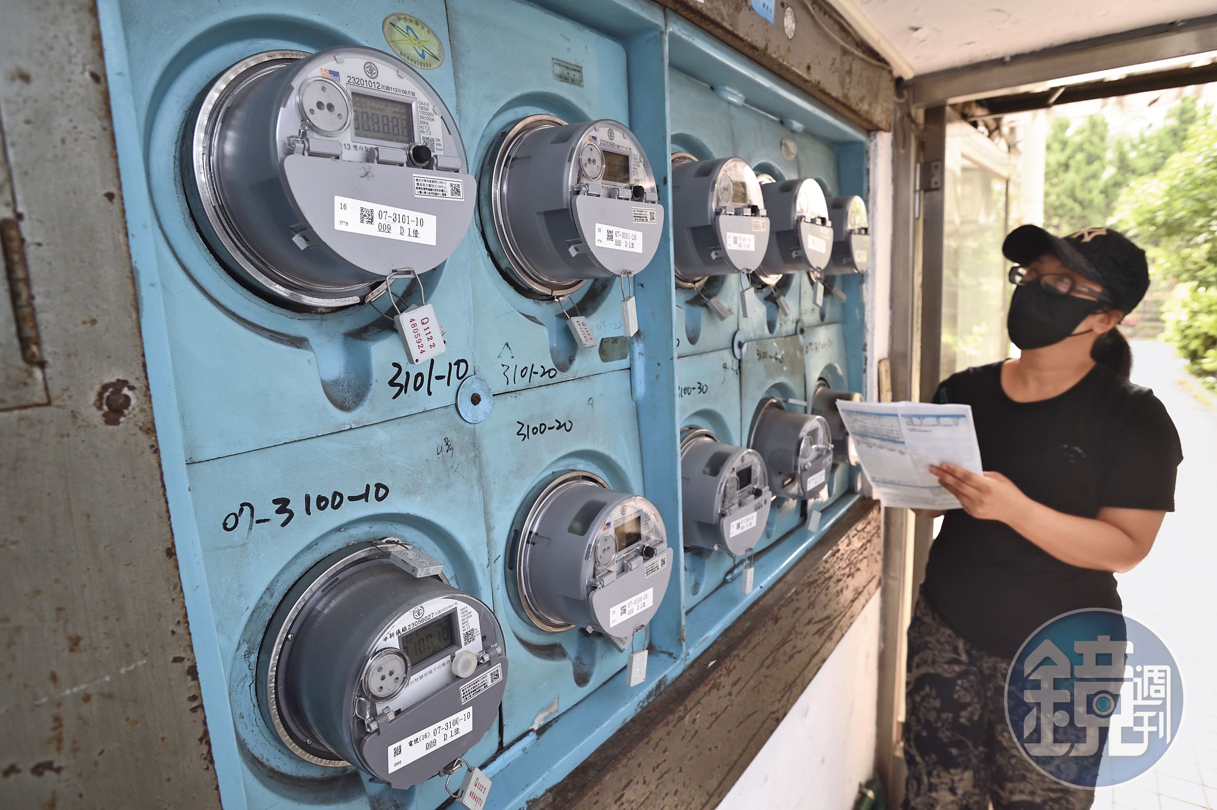 為了讓管理更有效率，R姐採用智能電表，租客的房租、電費都以儲值方式管理。