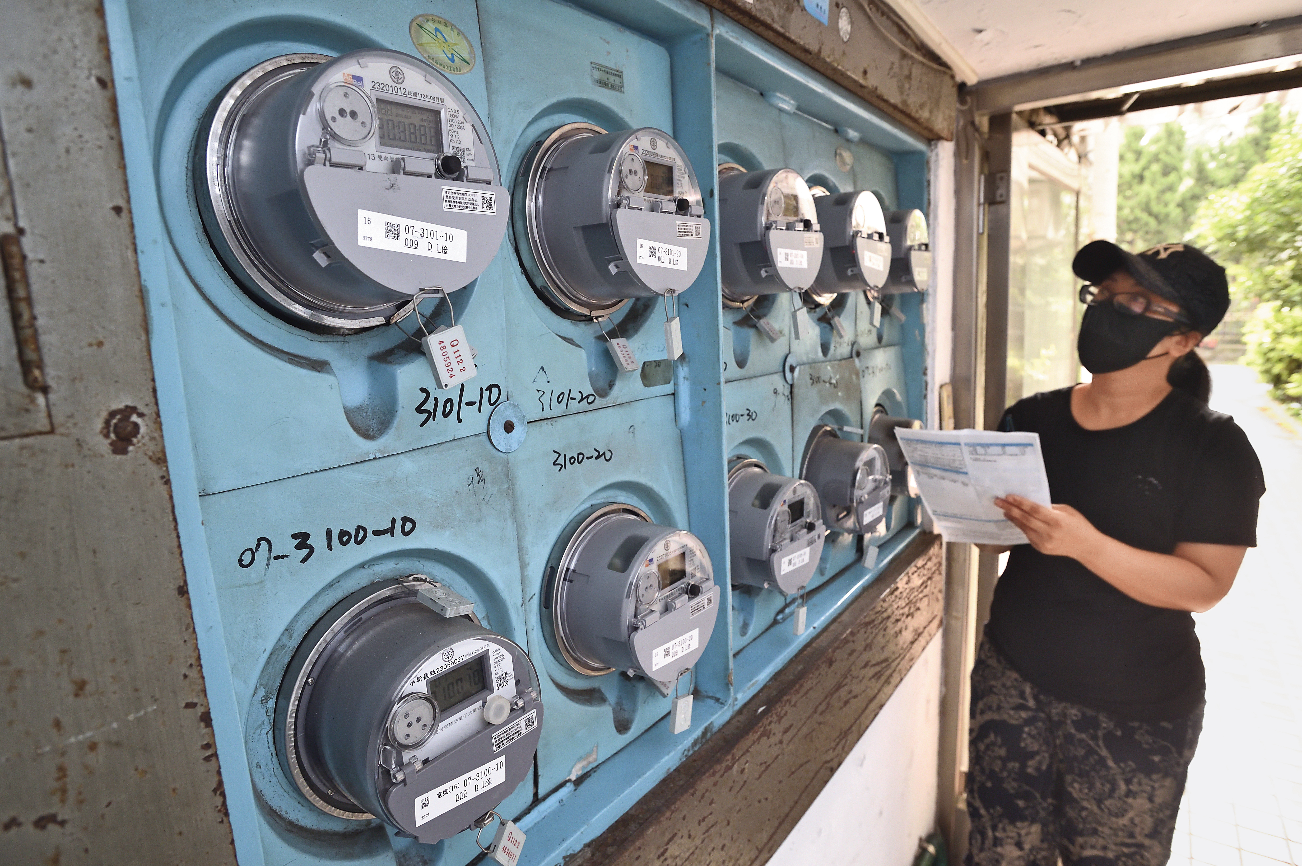 為了讓管理更有效率，R姐採用智能電表，租客的房租、電費都以儲值方式管理。