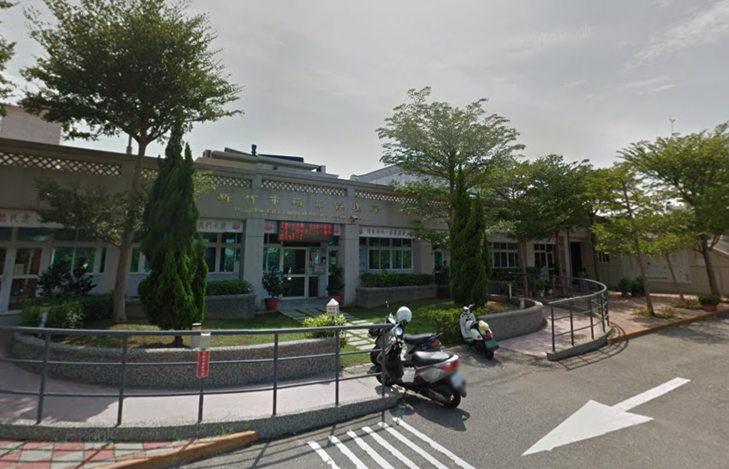 新竹市立殯儀館5日發生燒錯遺體的烏龍，釀禍業者遭爆2年前還曾發生遺體退錯冰的案件。（翻攝Google Maps）