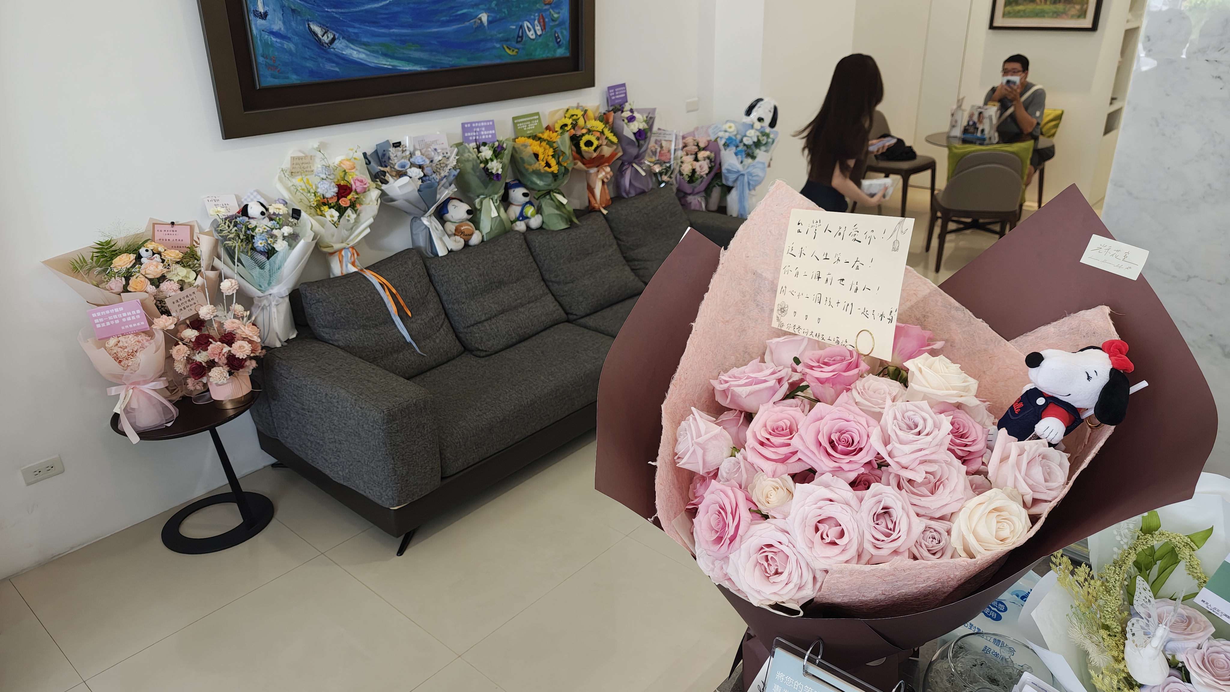 陳幸妤診所內,擺滿民眾送來的花束,自然也有史努比囉。