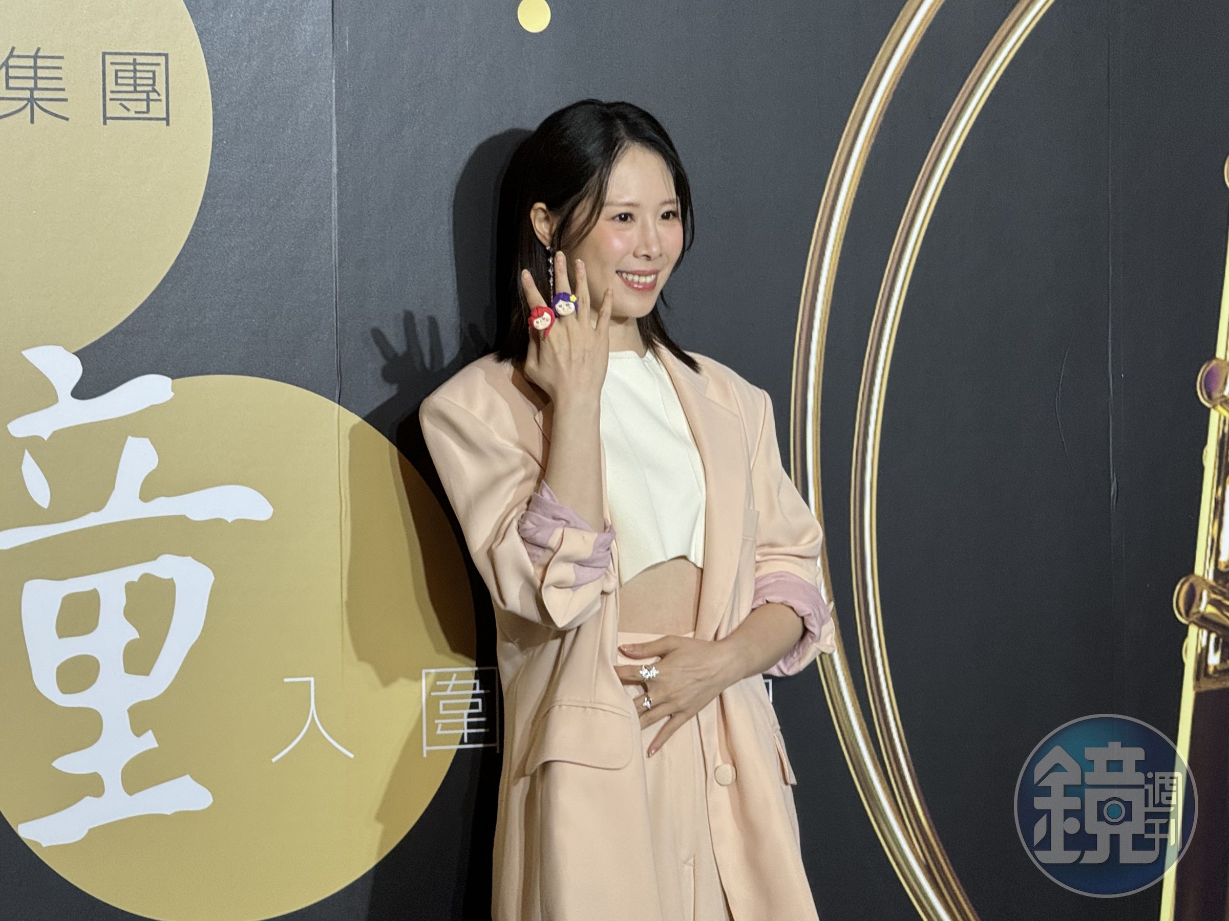 蔡亘晏帶著女兒做給他的戒指當幸運物。
