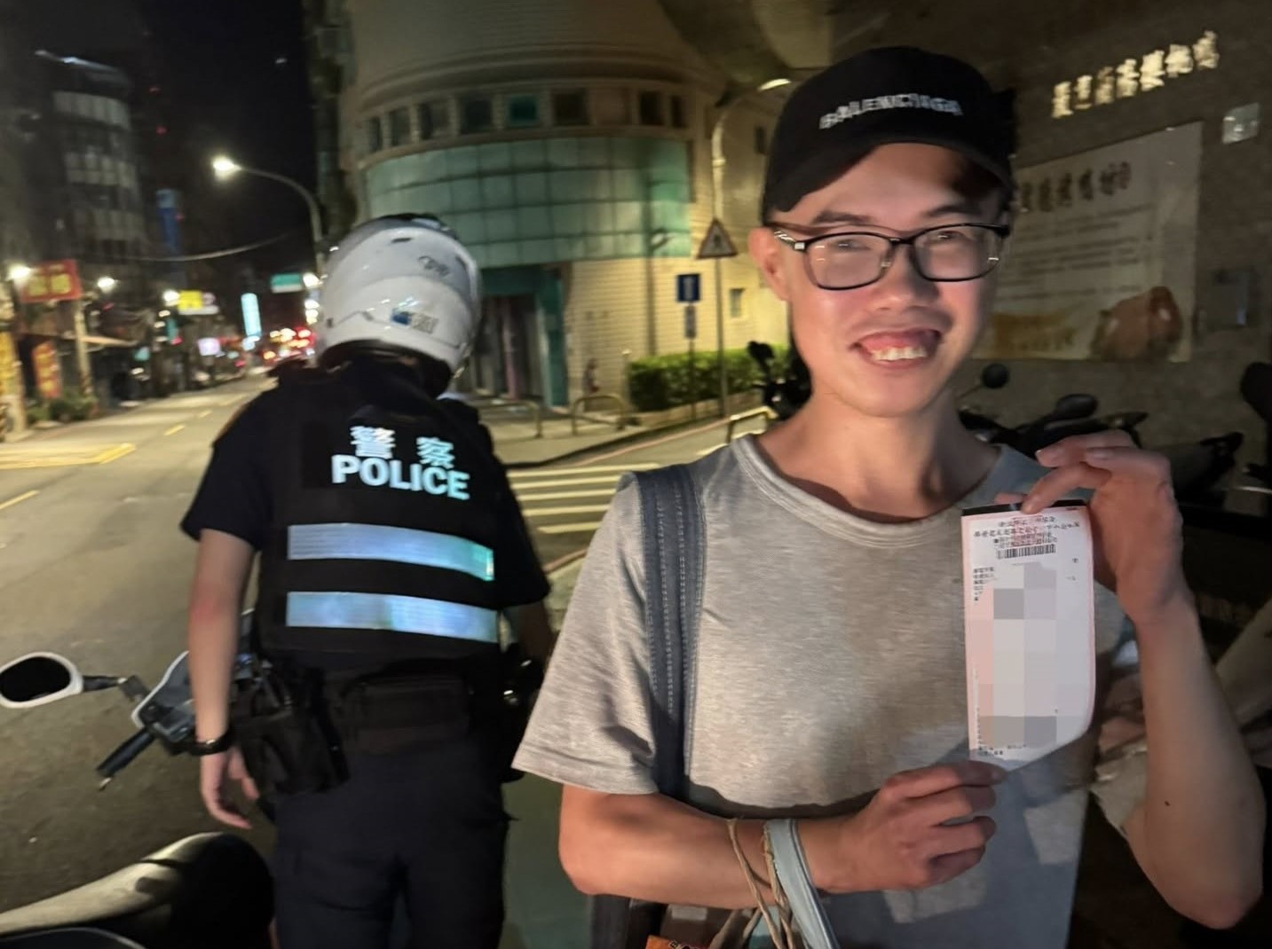 鄧佳華因偷拍女生裙底遭判刑，繳不出罰金的他只能乖乖進去蹲。（翻攝自鄧佳華臉書）