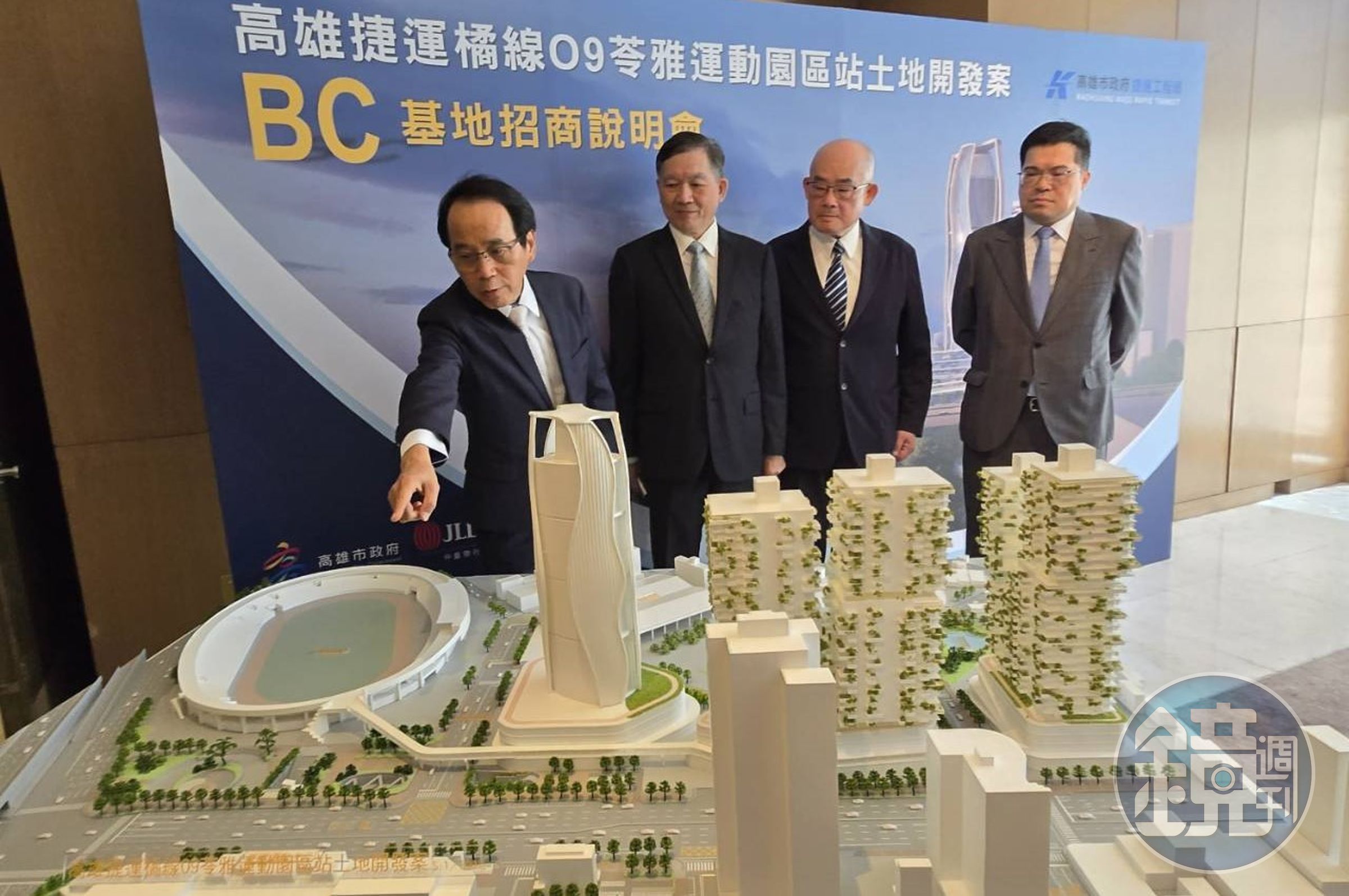 高雄副市長林欽榮（左1）北上，為高雄捷運O9站、B及C基地捷運聯合開發案舉辦招商說明會。