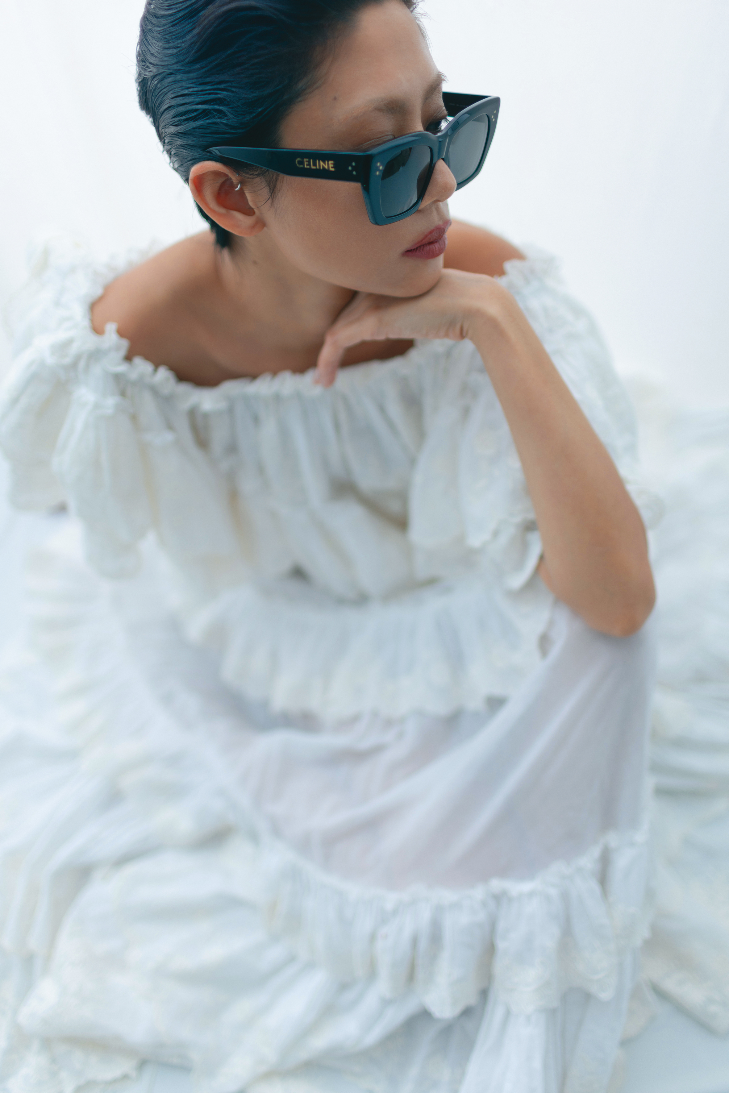 奶白色蕾絲平口洋裝 NT$315,900 by Chloé 貓眼型S342太陽眼鏡 NT$15,600 by CELINE