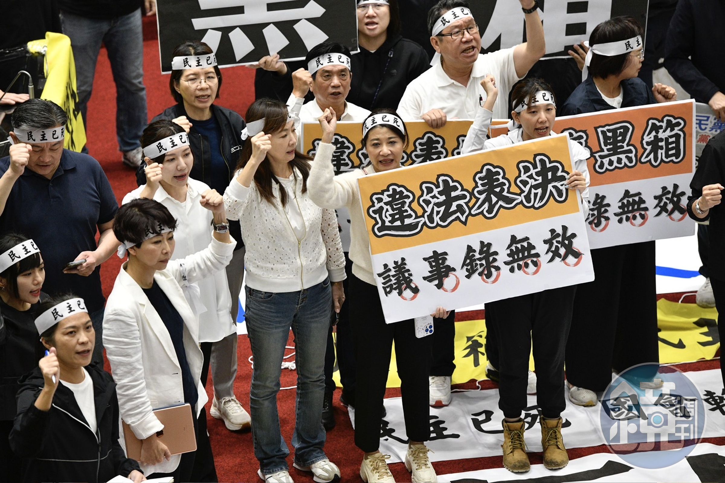 綠營痛批藍白黑箱作業、違法表決。
