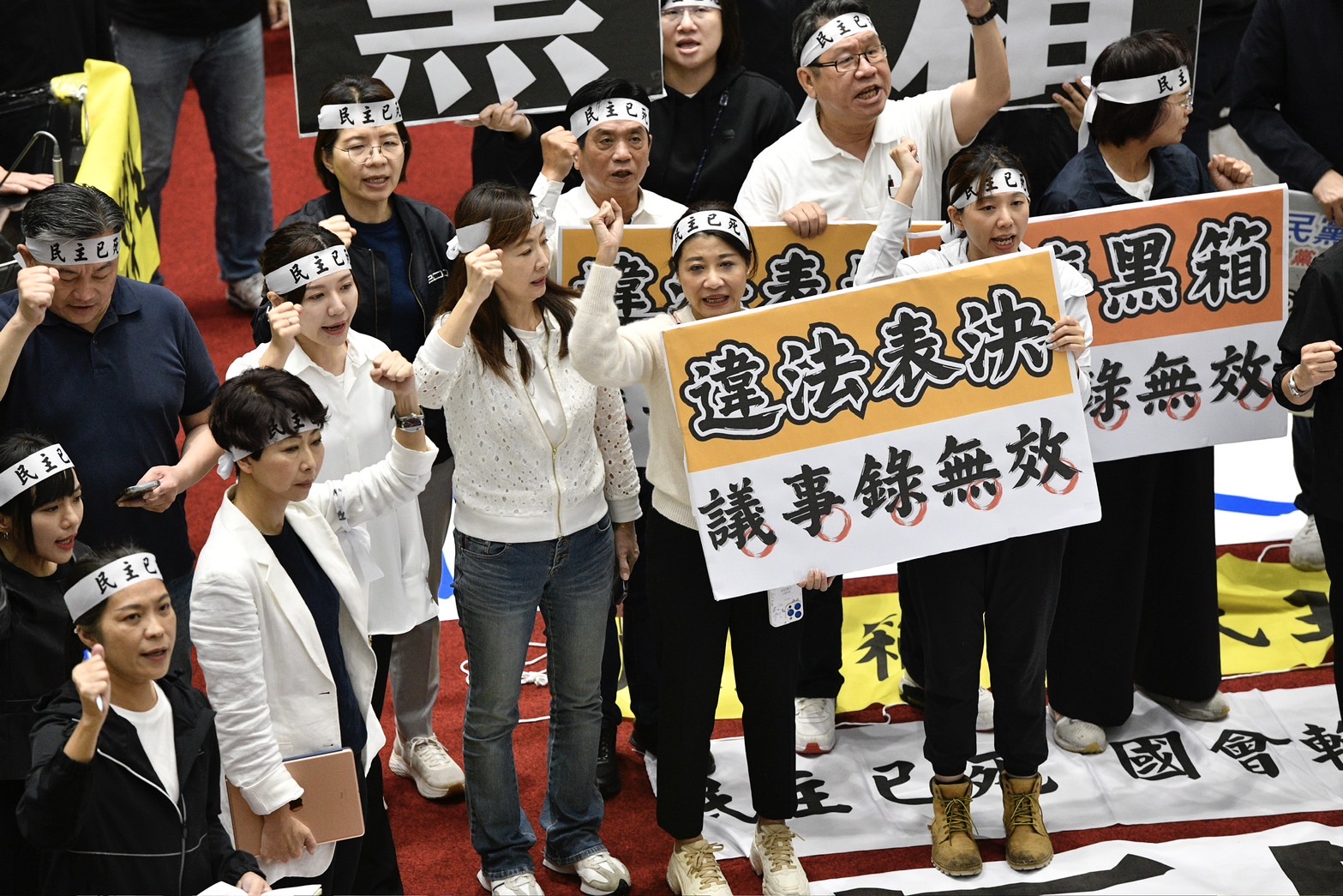 綠營痛批藍白黑箱作業、違法表決。
