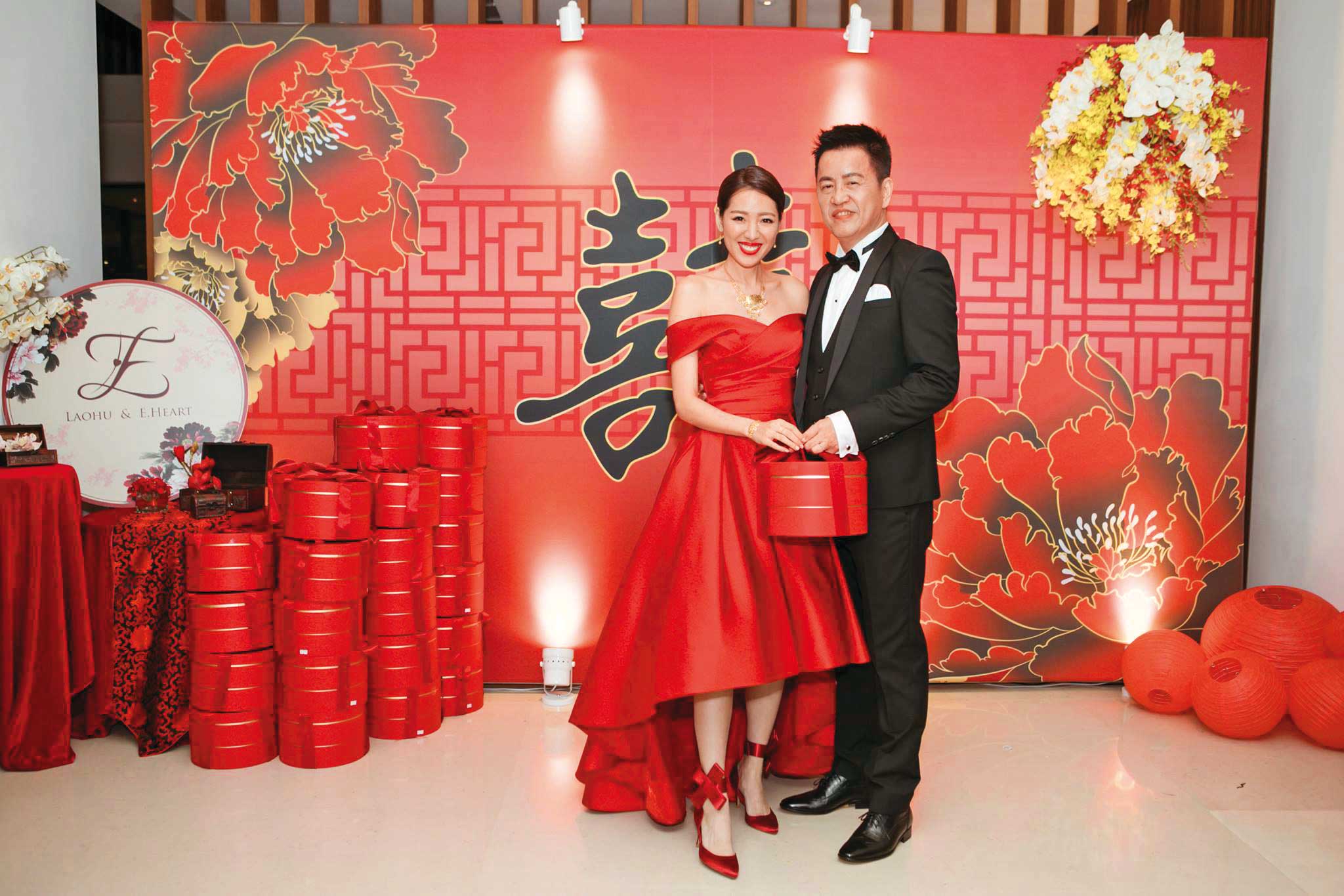  Momentanée的婚鞋深受藝人名媛喜愛，藝人劉伊心（左）結婚時便穿該牌。（翻攝劉伊心臉書）
