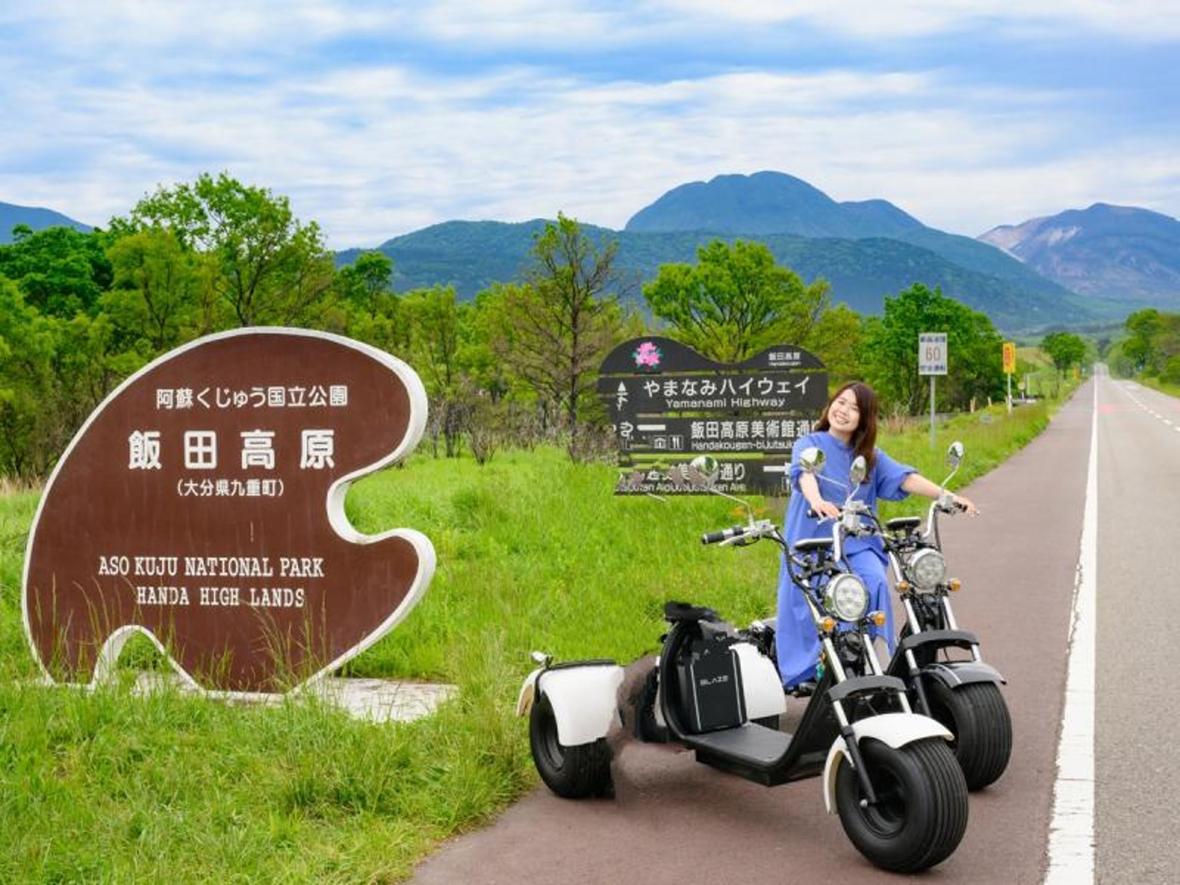 三輪車的電動車以剛剛好的速度穿梭在日本百名道的觀光道路。(大分縣政府提供)