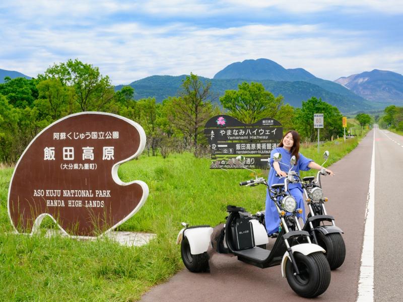 三輪車的電動車以剛剛好的速度穿梭在日本百名道的觀光道路。（大分縣政府提供）