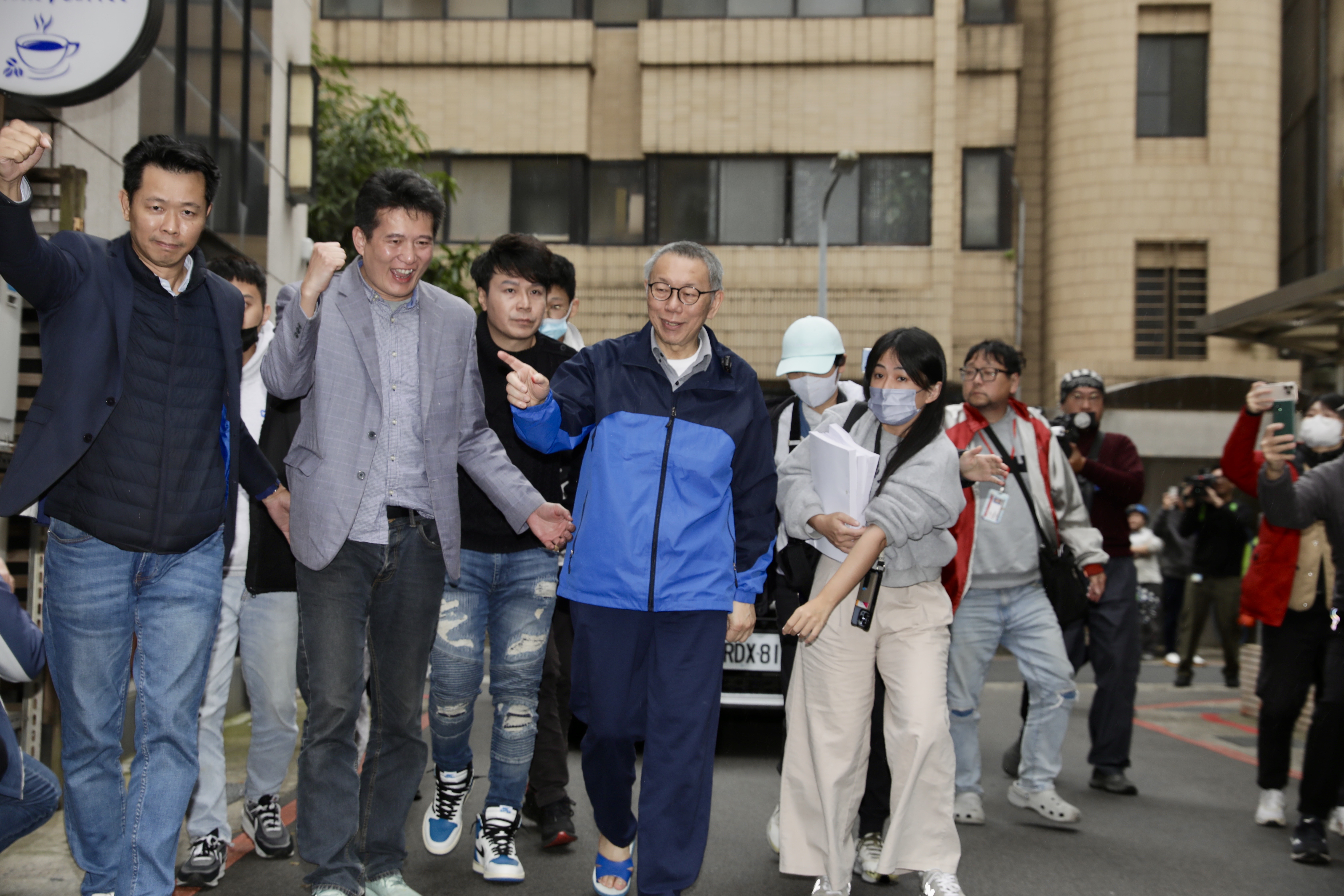 檢察官認為，除坦承犯行的彭振聲外，否認犯行的柯文哲等4被告均應羈押，前天提出抗告，高院今9點許公告裁定發回台北地院，不得再抗告。