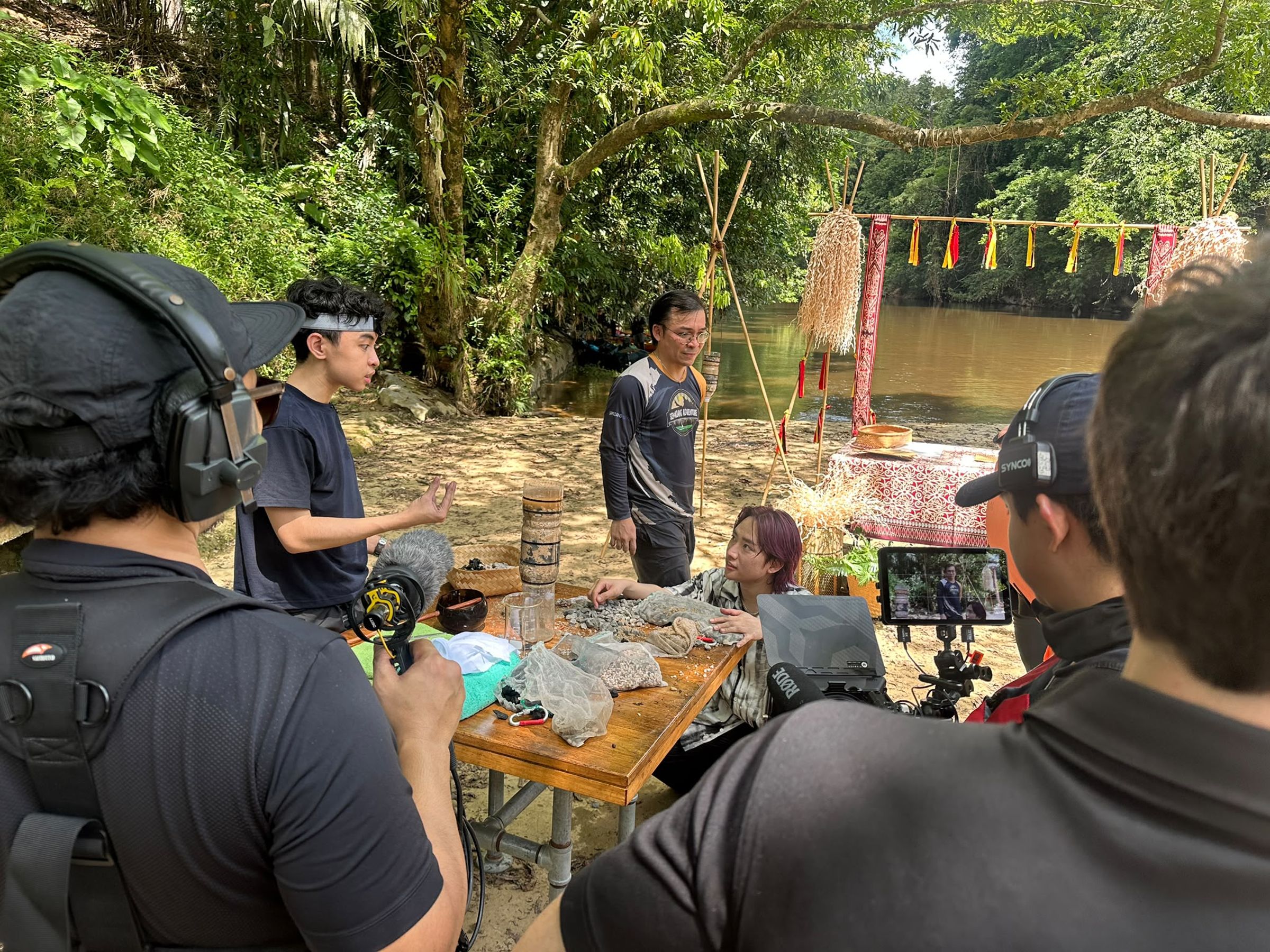 參賽者們利用隨手可得的材料製作天然濾水器,將河水淨化至可安全飲用。(AXN提供)