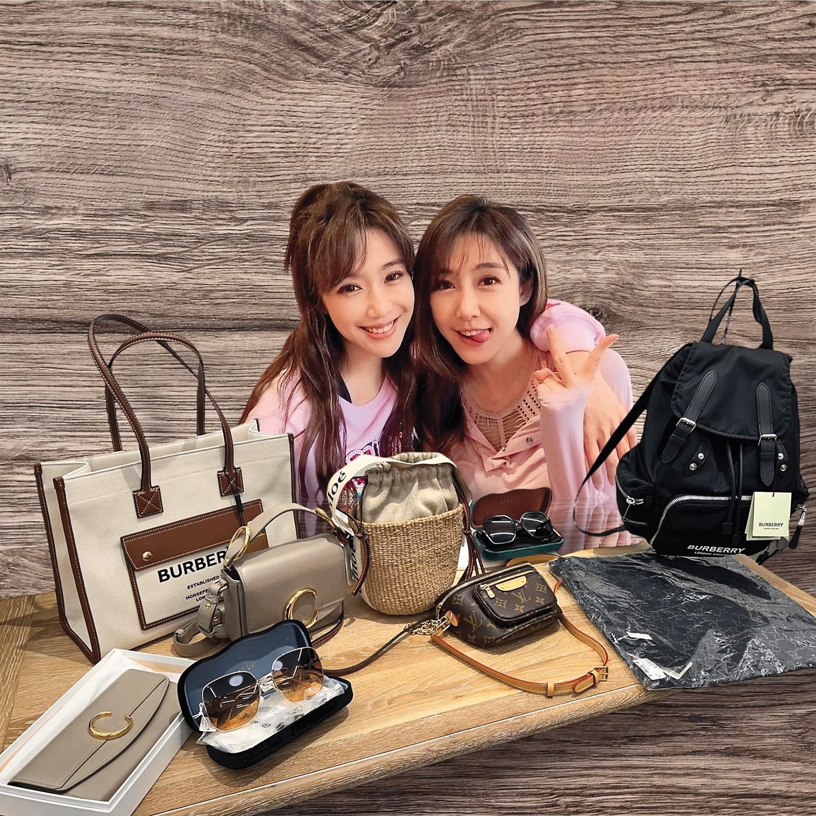 雙胞胎姐妹依依（左）、佩佩（右）因直播販售二手名牌包，姐妹倆互罵的逗趣方式，吸引日本廠商來合作。（翻攝自雙胞胎 依依佩佩 的 依依臉書）