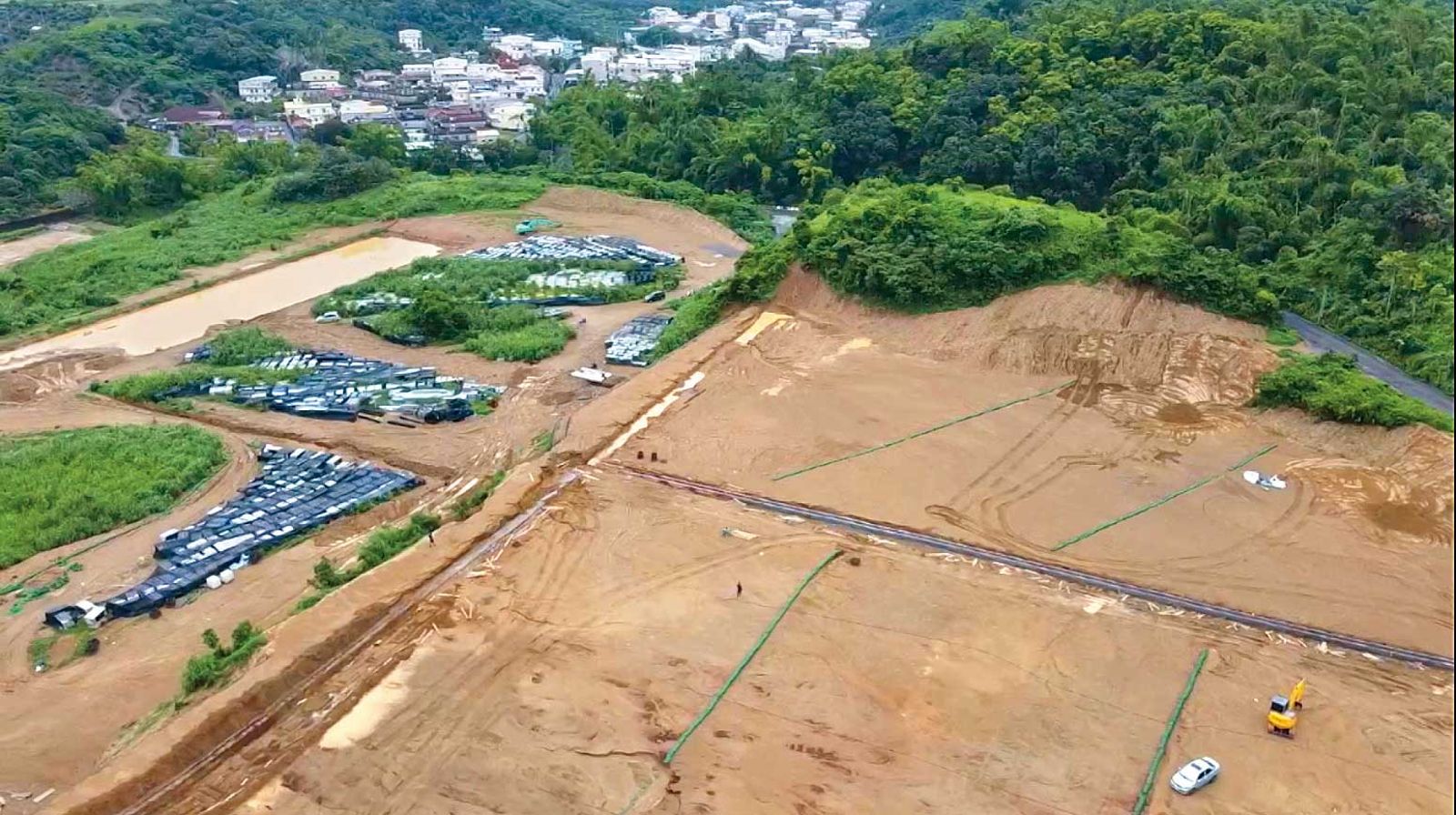 高雄山坡地因光電廠商違規施工，居民擔憂水土流失。（鏡電視提供）