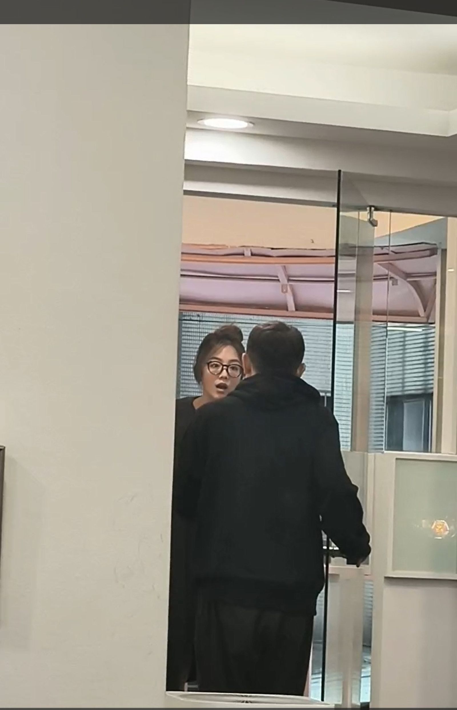 店家公開當日監視器畫面,顯見林千又神情不悅。(翻攝Moon Hair Studio 臉書)