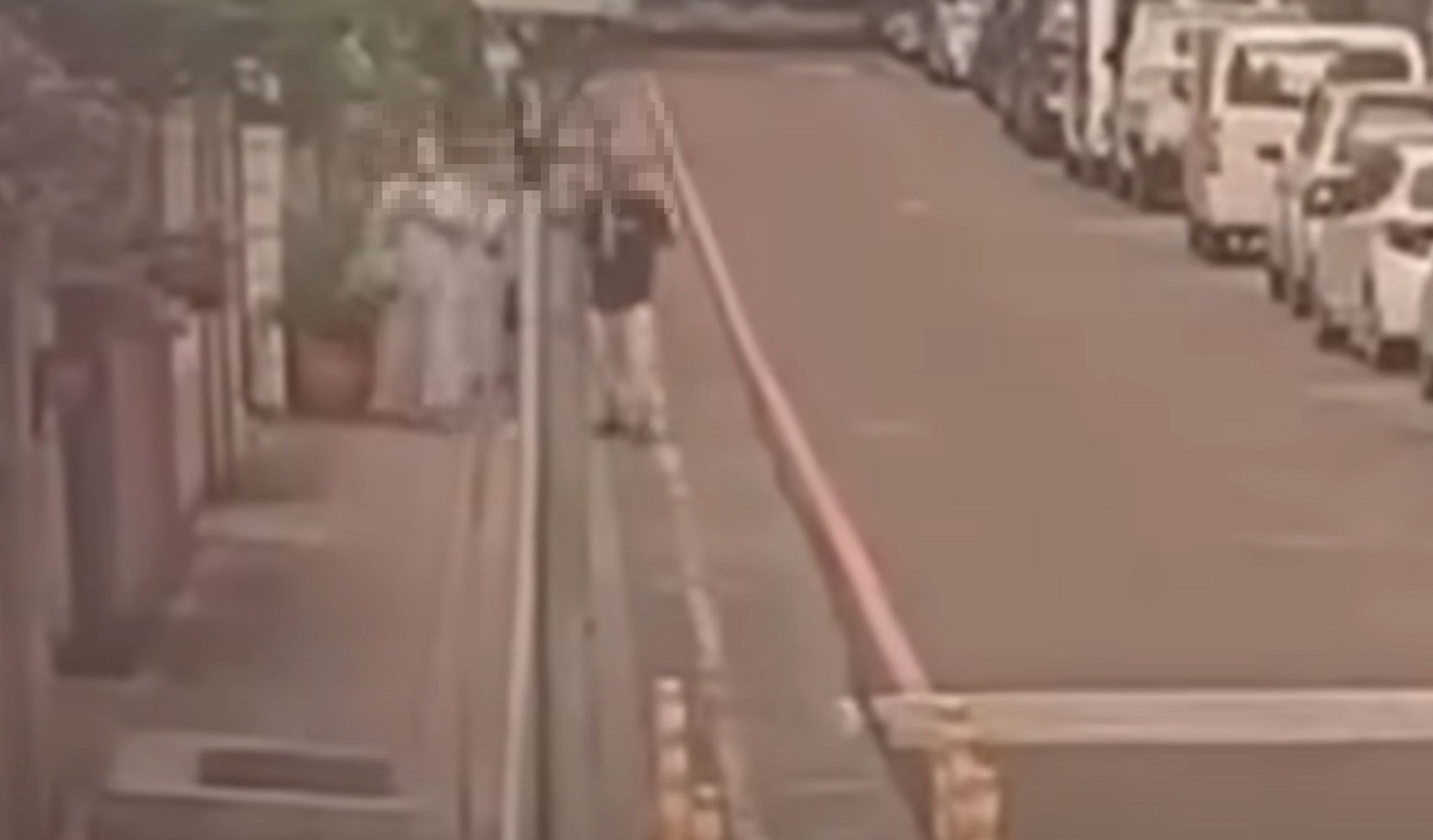 疑似中國直播主在學校附近狂拍小學生,遭民眾發現並制止。(翻攝畫面)