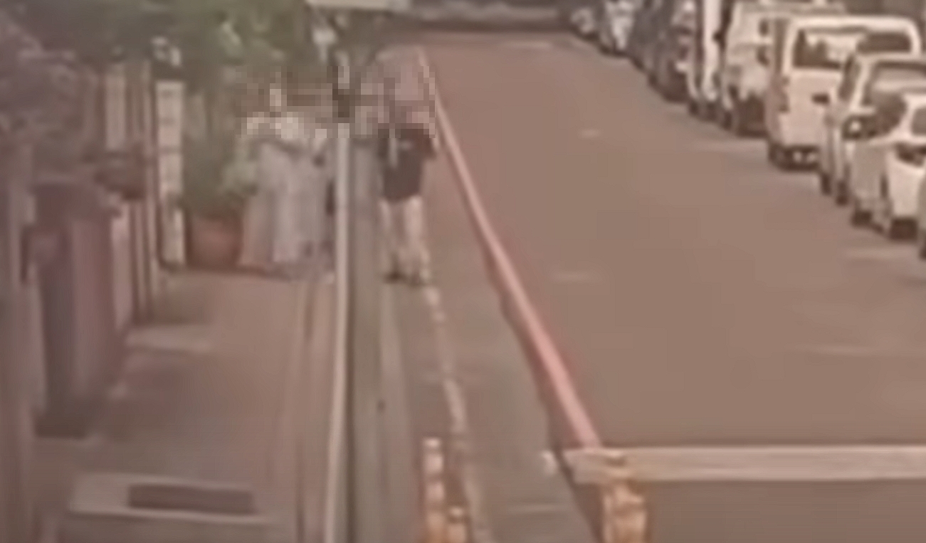 疑似中國直播主在學校附近狂拍小學生,遭民眾發現並制止。(翻攝畫面)