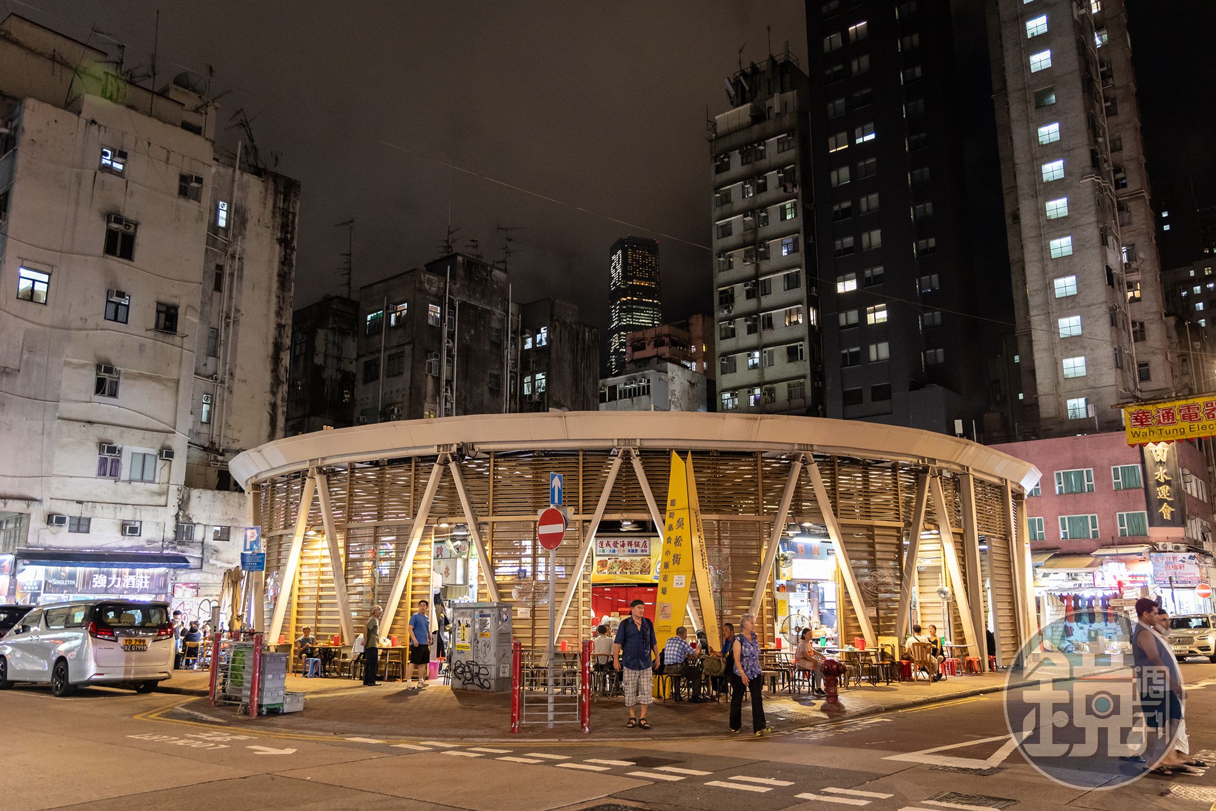 香港佐敦吳松街的臨時熟食小販市場裡,「御希大排檔」的炒鍋聲與油煙香氣,交織成最生動的香港夜色縮影。
