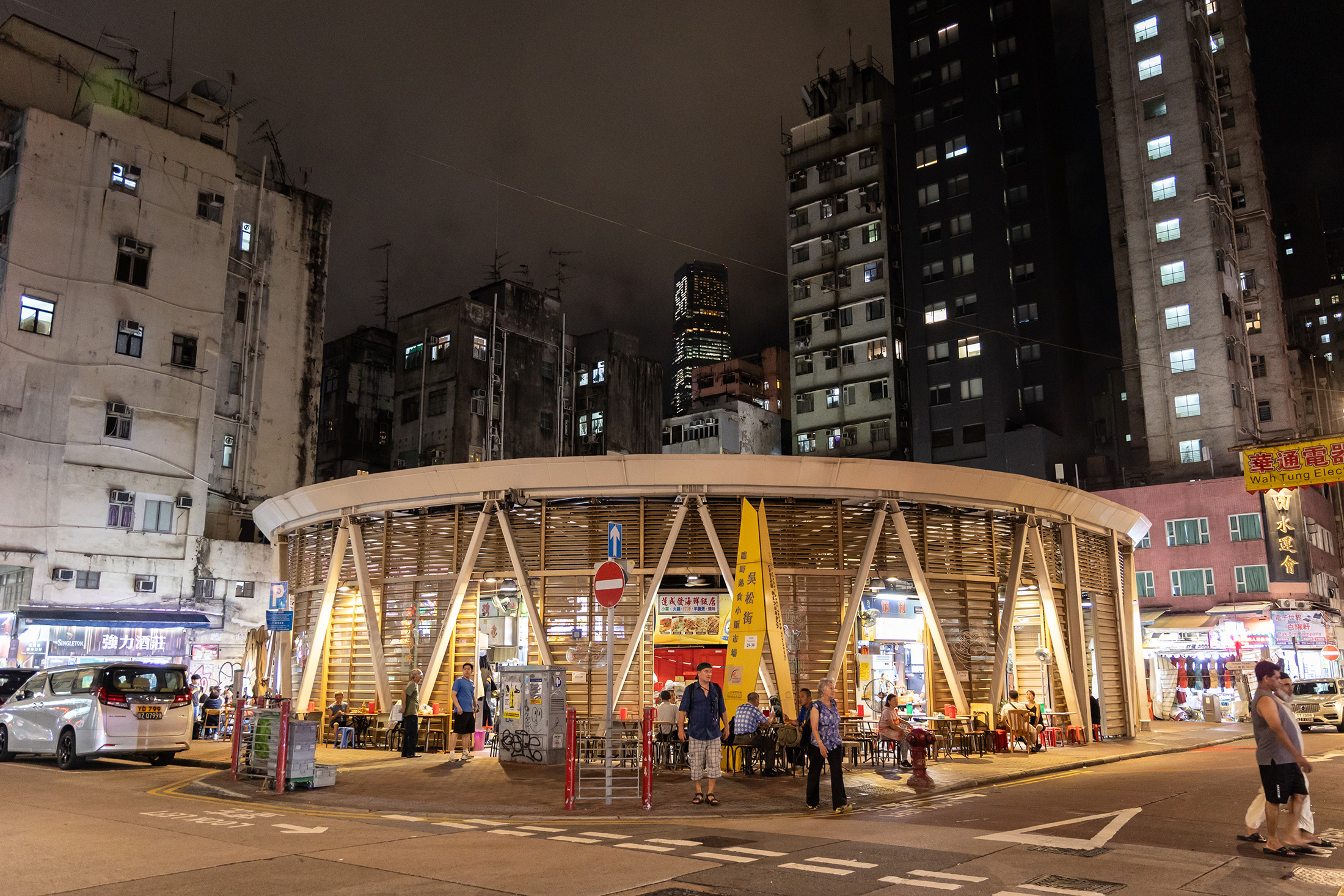 香港佐敦吳松街的臨時熟食小販市場裡，「御希大排檔」的炒鍋聲與油煙香氣，交織成最生動的香港夜色縮影。