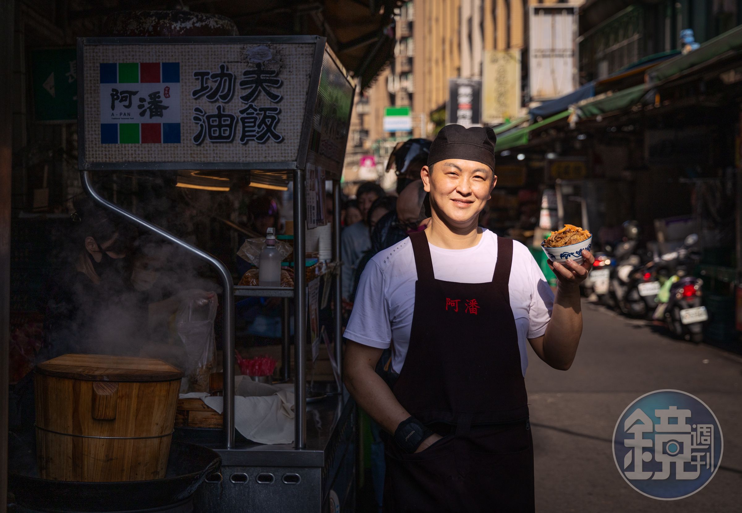 有25年主廚資歷的陳政任,2020年到蘆洲中華街黃昏市場賣油飯,去年底拿下首屆新北油飯節冠軍。奪冠後,小攤前每天大排長龍。