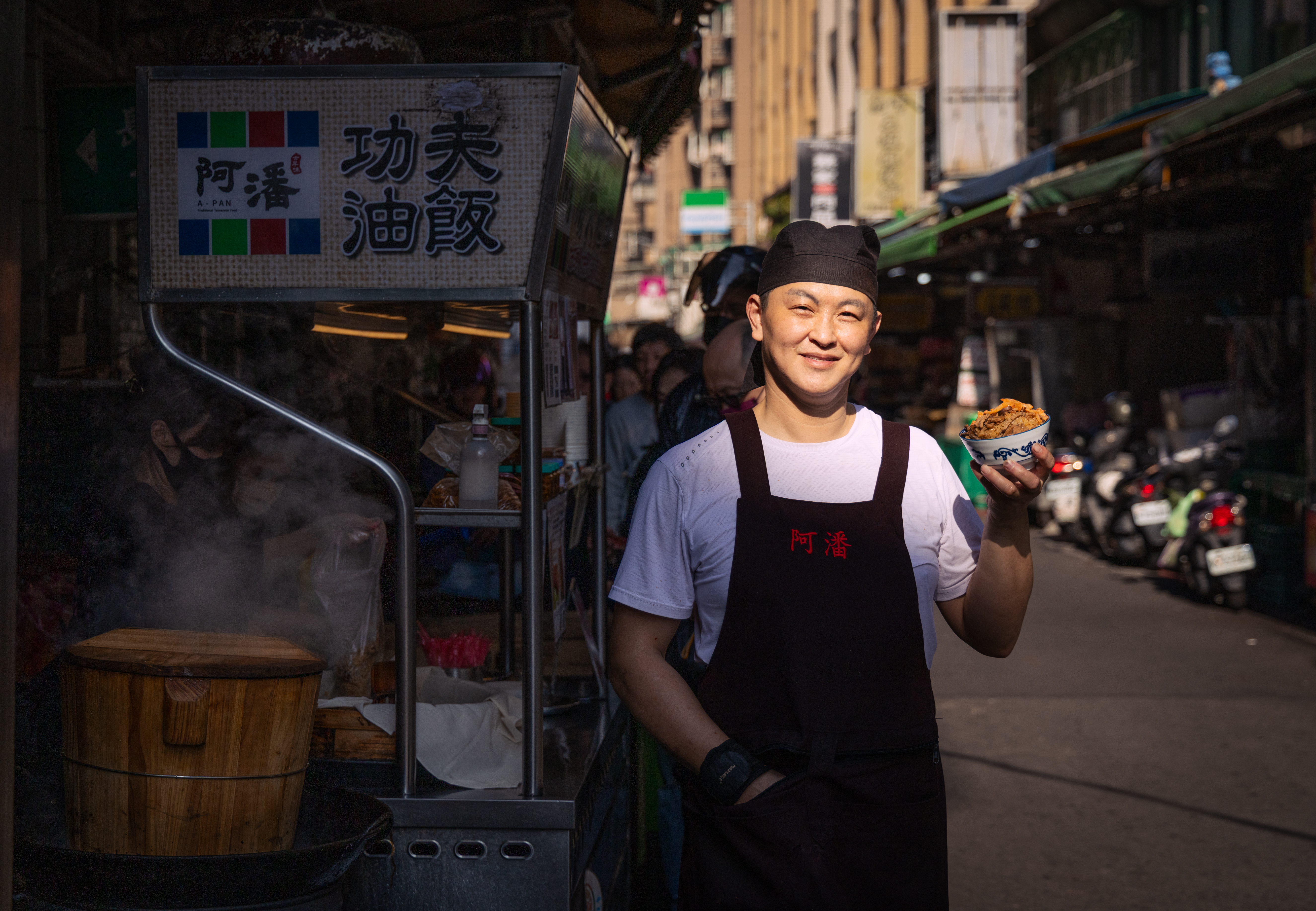 有25年主廚資歷的陳政任,2020年到蘆洲中華街黃昏市場賣油飯,去年底拿下首屆新北油飯節冠軍。奪冠後,小攤前每天大排長龍。