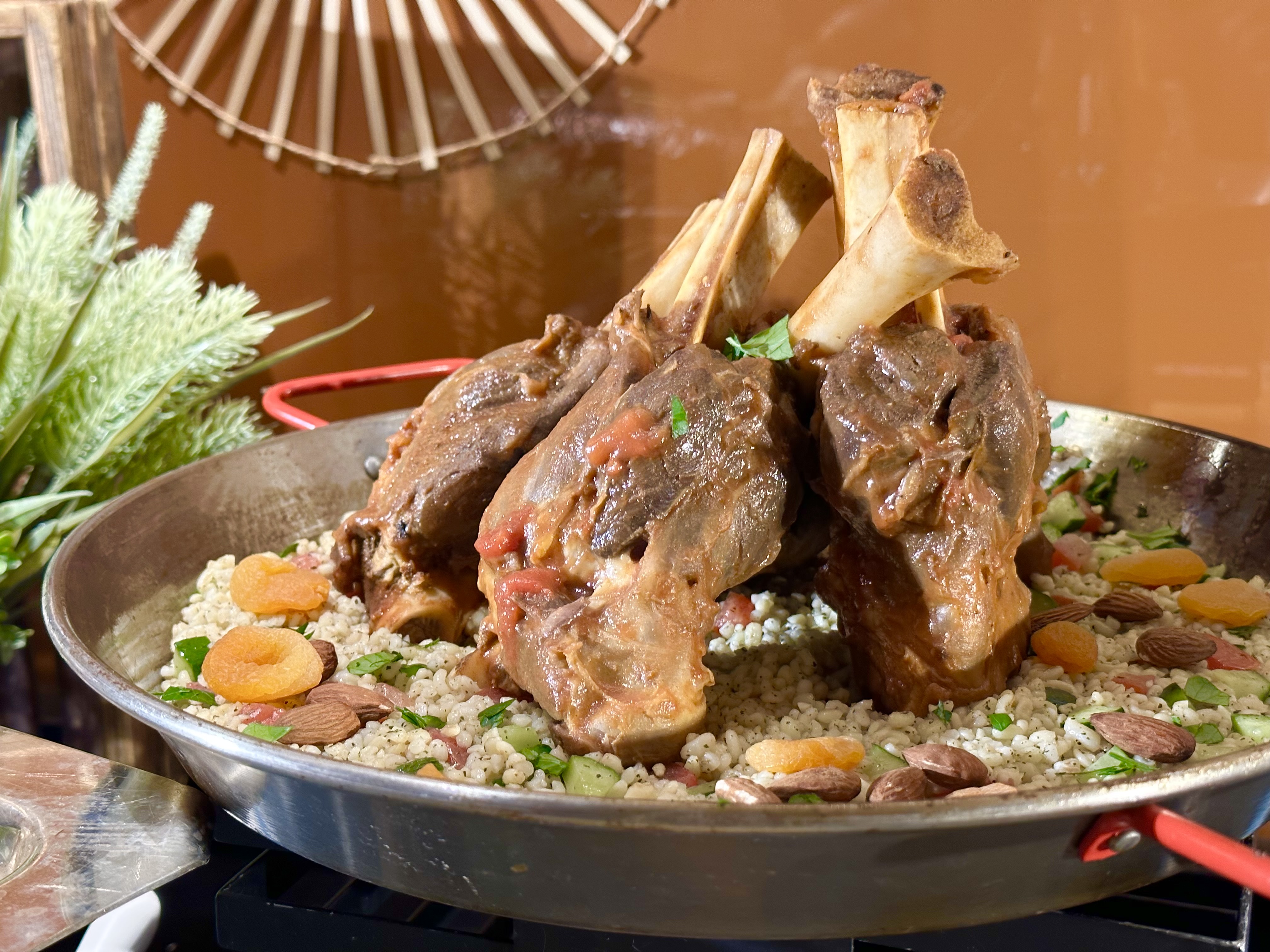 「摩洛哥燉羊膝塔布勒沙拉」是假日才吃得到的敲鑼美食，香料味濃重且帶辛辣口感，搭配沙拉吃能解膩。