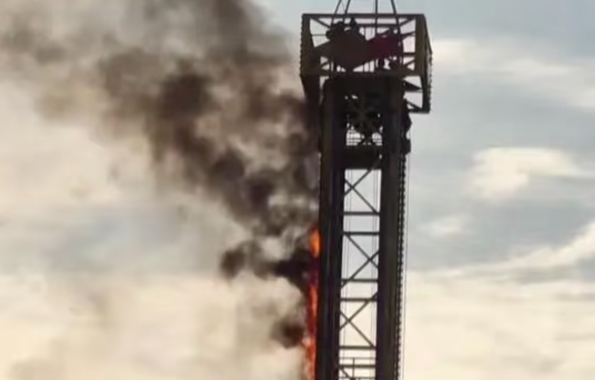 一座正在運轉中的自由落體設施突然起火。（翻攝自小紅書）