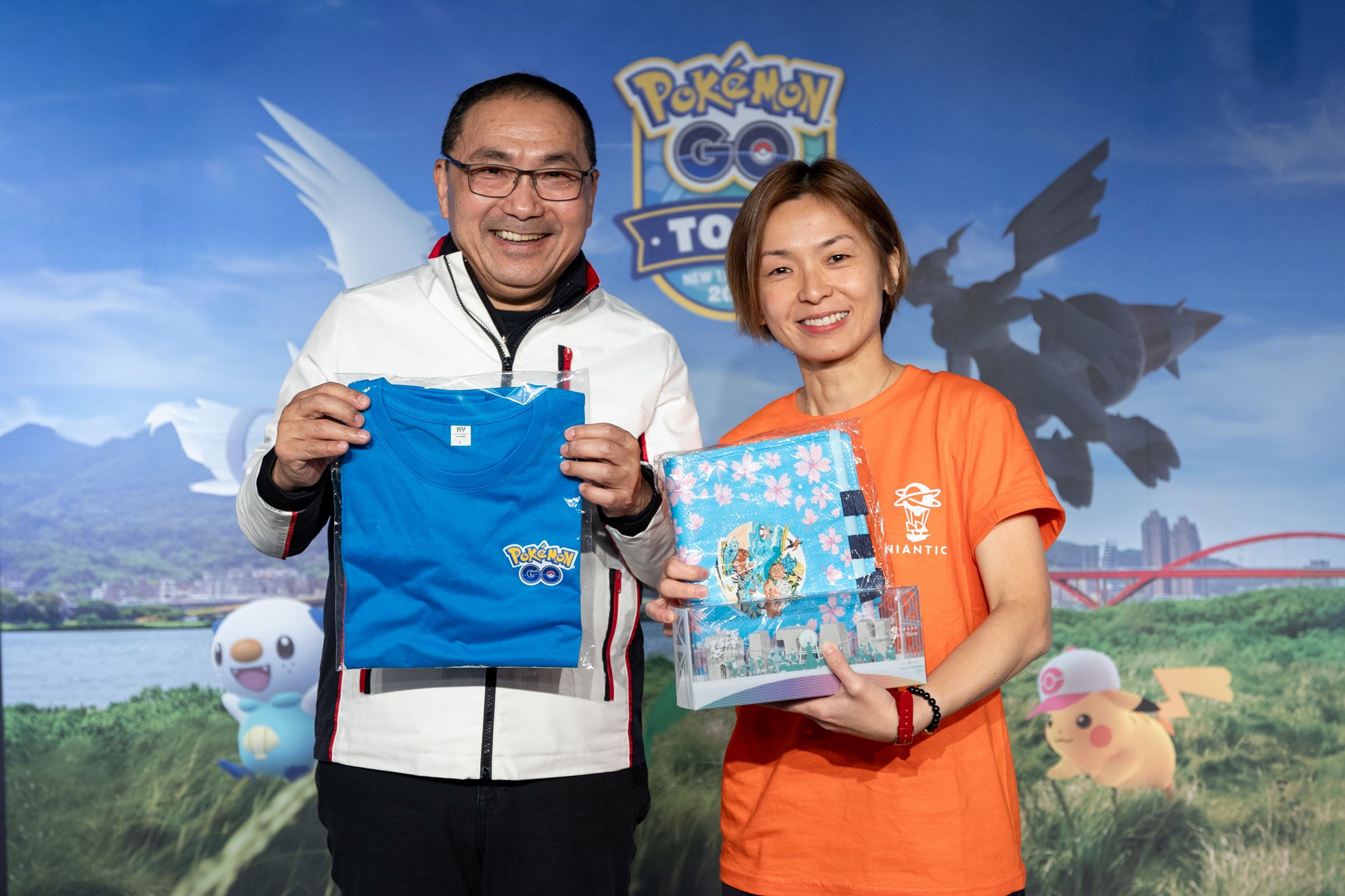 侯友宜致贈與10條官方路線相關的小禮物予美國Niantic公司總監許世婉。（新北觀旅局提供）