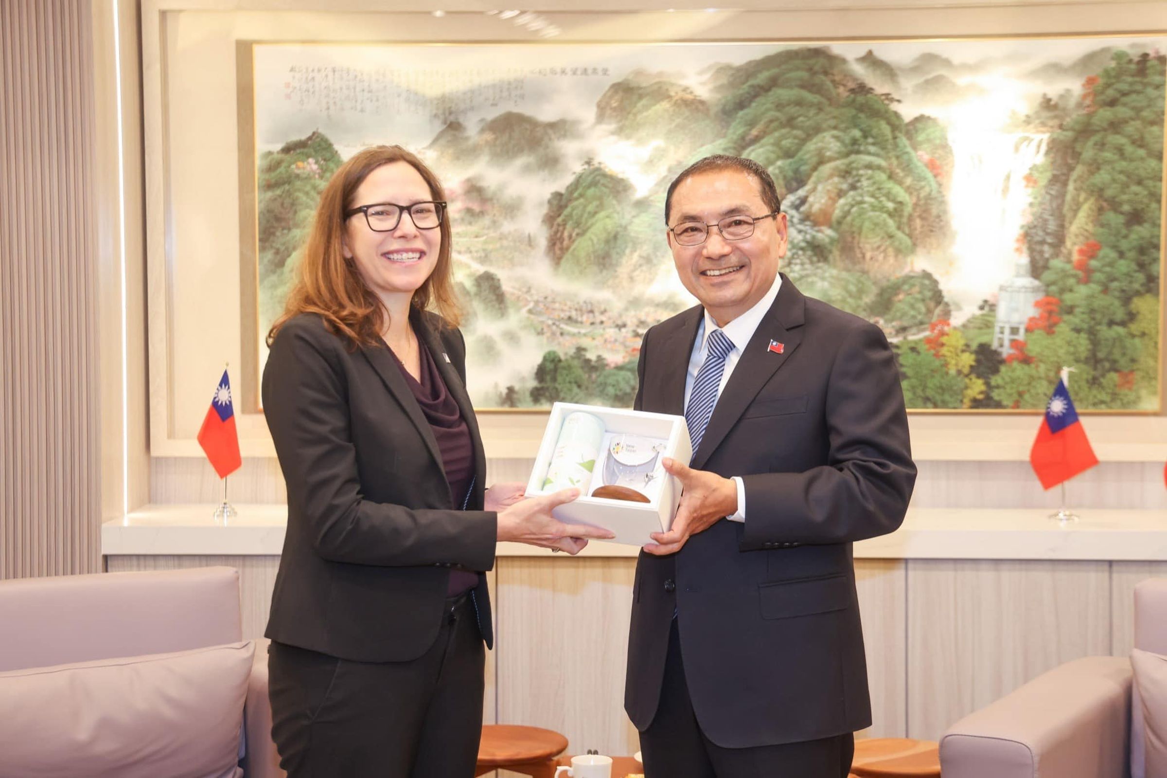 侯友宜(右)與AIT主席羅森伯格(左)。(翻攝侯友宜臉書)