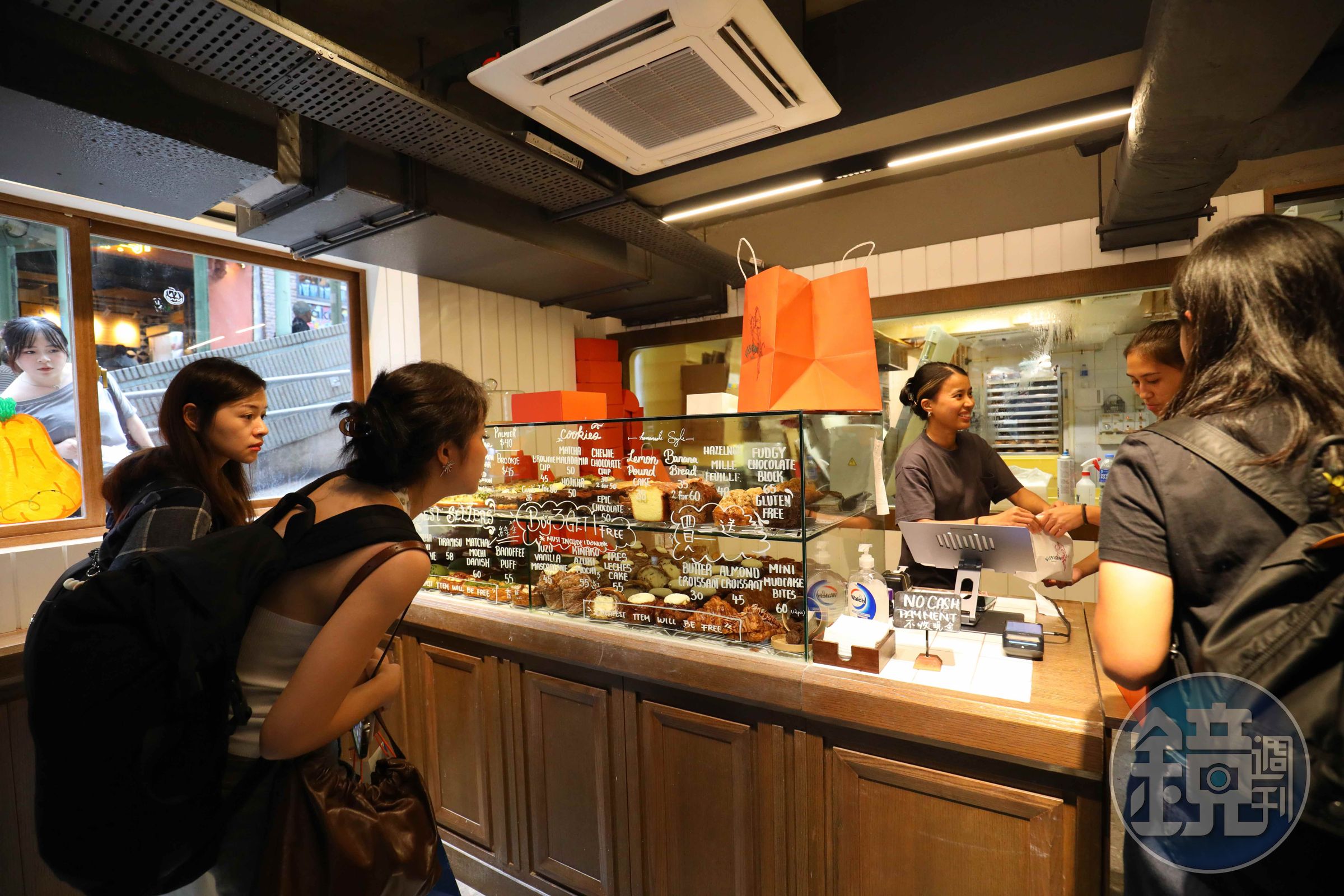 店內沒有提供菜單,品項與價格都寫在玻璃櫃上,店內空間不大、幾乎只能容納兩組客人,可以先拍張照再到外面慢慢挑選。