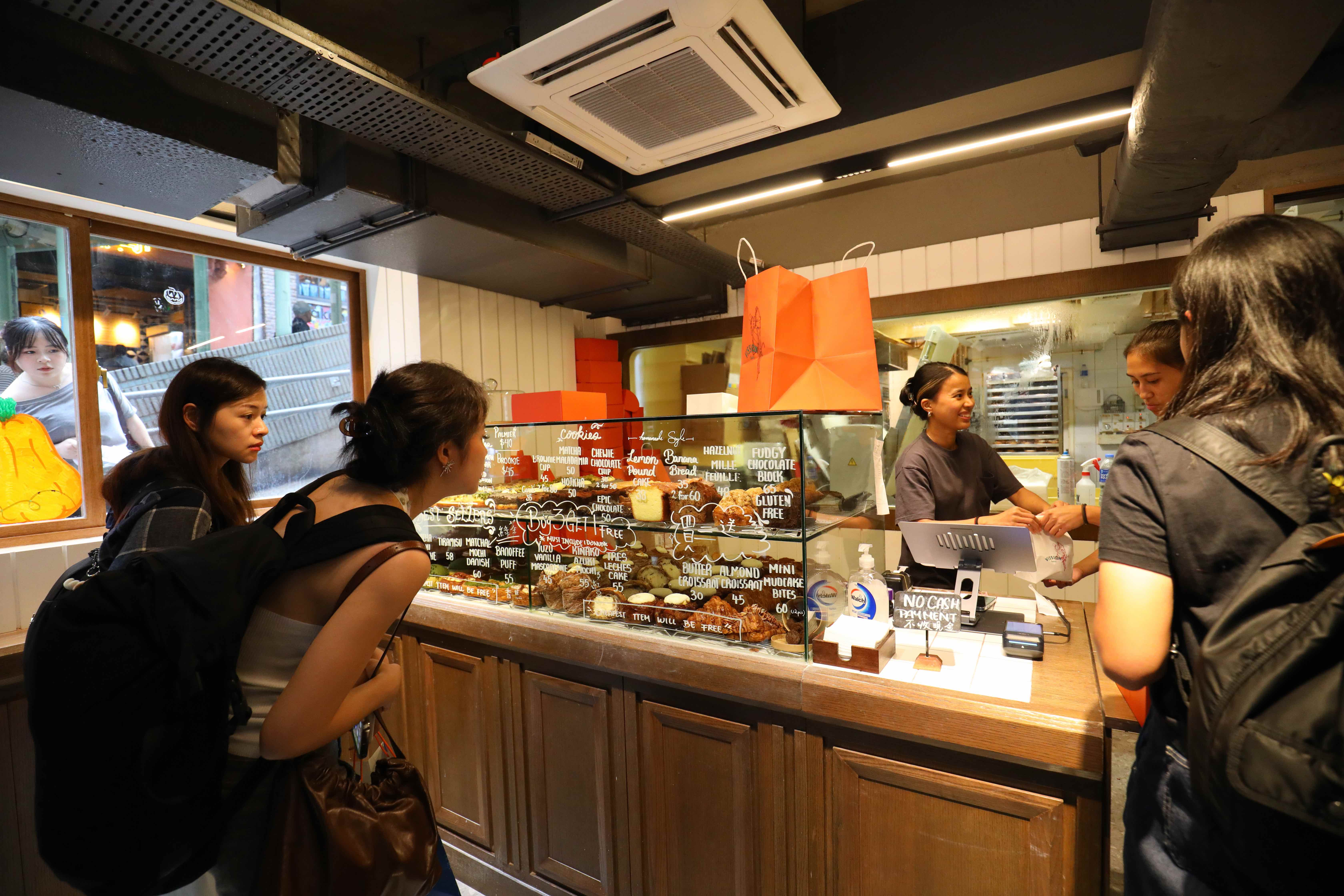 店內沒有提供菜單,品項與價格都寫在玻璃櫃上,店內空間不大、幾乎只能容納兩組客人,可以先拍張照再到外面慢慢挑選。