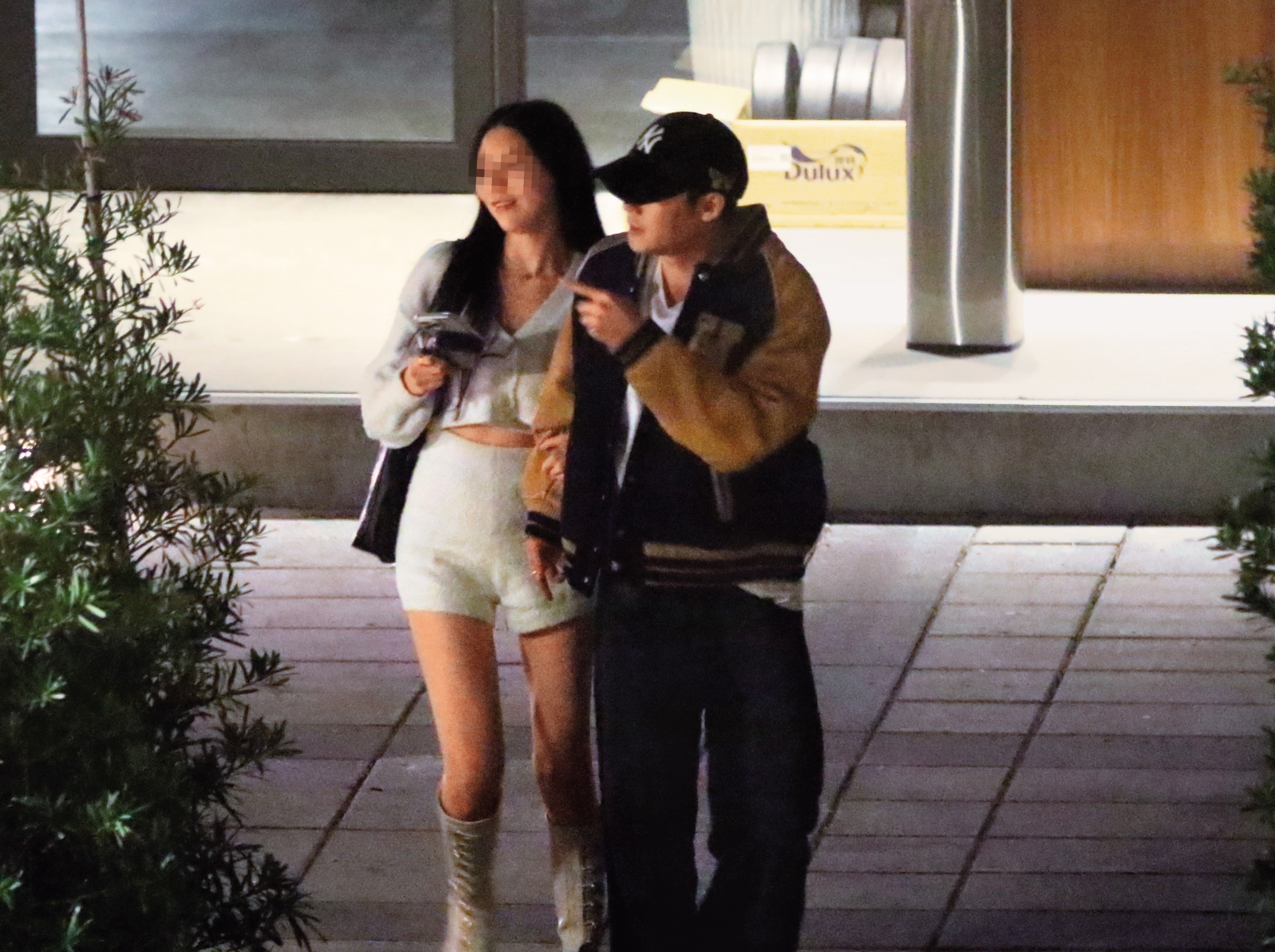 11/29 00:17 兩人離開時，長髮女（左）勾著陳奕（右）的手臂一起走出餐酒館。